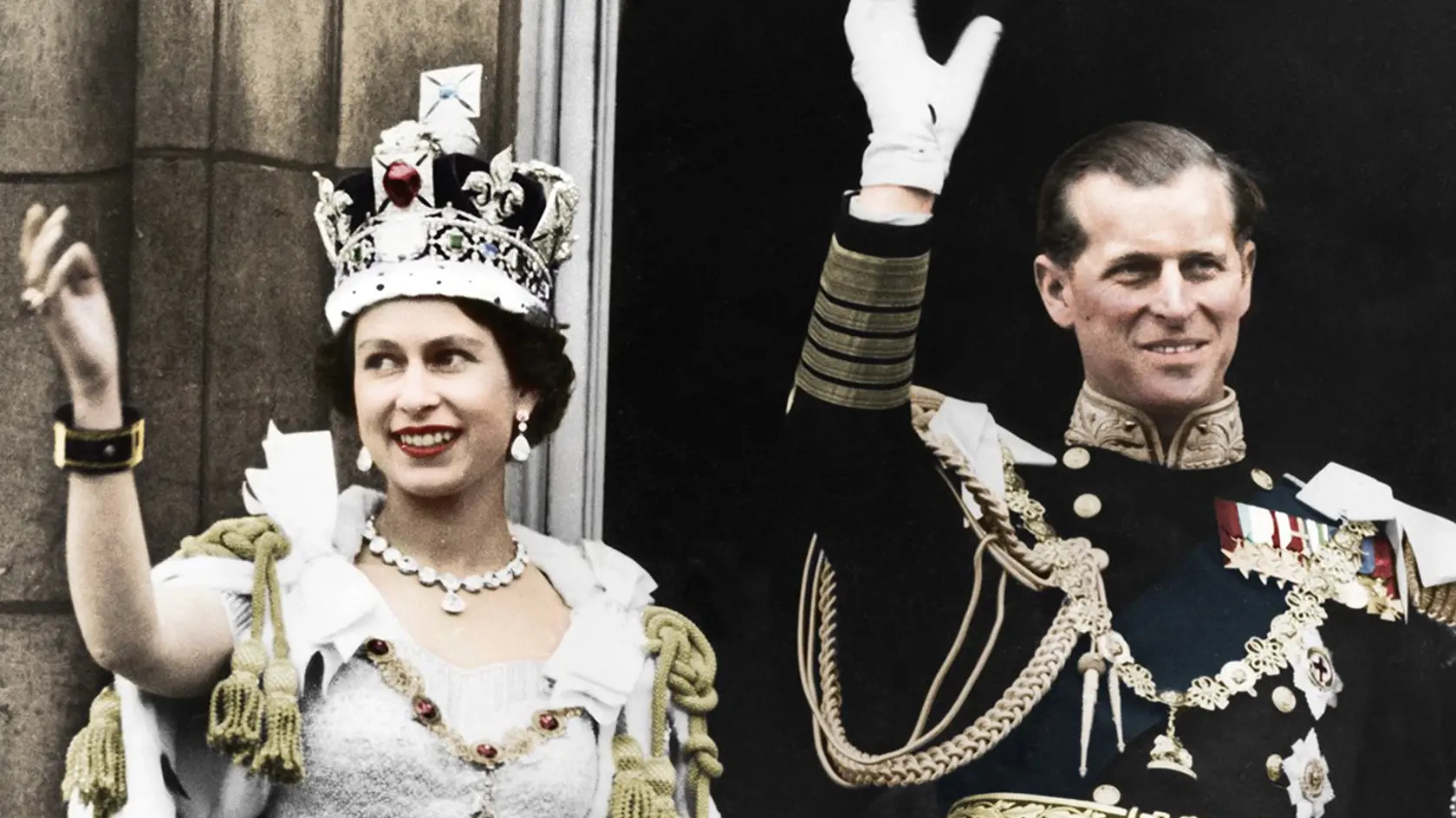 Kráľovná Alžbeta II. a princ Philip: Spoznali sa na rodinnej svadbe, ešte keď mala Alžbeta 8 rokov. Vraj už tam sa zaľúbila. O 5 rokov neskôr sa stretli znova, začali si písať listy a v roku 1946 prišlo k zásnubám. Kráľovná sa vyjadrila, že nikdy nemilovala iného muža.