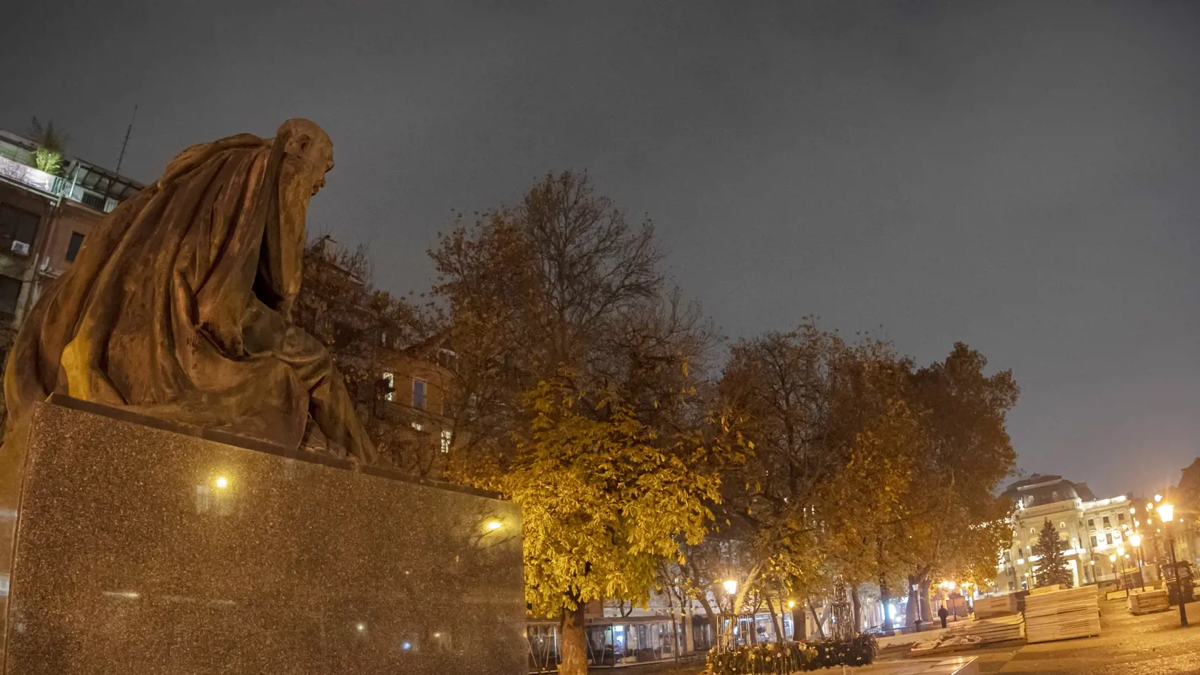 Na Slovensku platí od štvrtka 25. novembra 2021 na 90 dní núdzový stav. Vláda schválila aj zákaz vychádzania. Platí aj viacero výnimiek, napríklad nákup nevyhnutných životných potrieb v najbližšom obchode ako sú potraviny, reštaurácie výdaj cez okienko, lieky, drogéria, obuv, krmivá pre zvieratá, pohonné hmoty, či noviny. Ostatné neesenciálne predajne ostávajú zatvorené, respektíve s obmedzením na výdaj tovaru. Na snímke Hviezdoslavovo námestie 25. novembra 2021 v bratislavskom Starom Meste. FOT