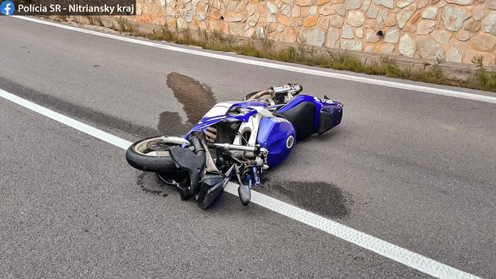 Motorkár Niko v sobotu narazil do boku oproti idúceho auta a po náraze spadol na vozovku. Všetko videli jeho dvaja kamaráti, ktorí sú tiež motorkári.