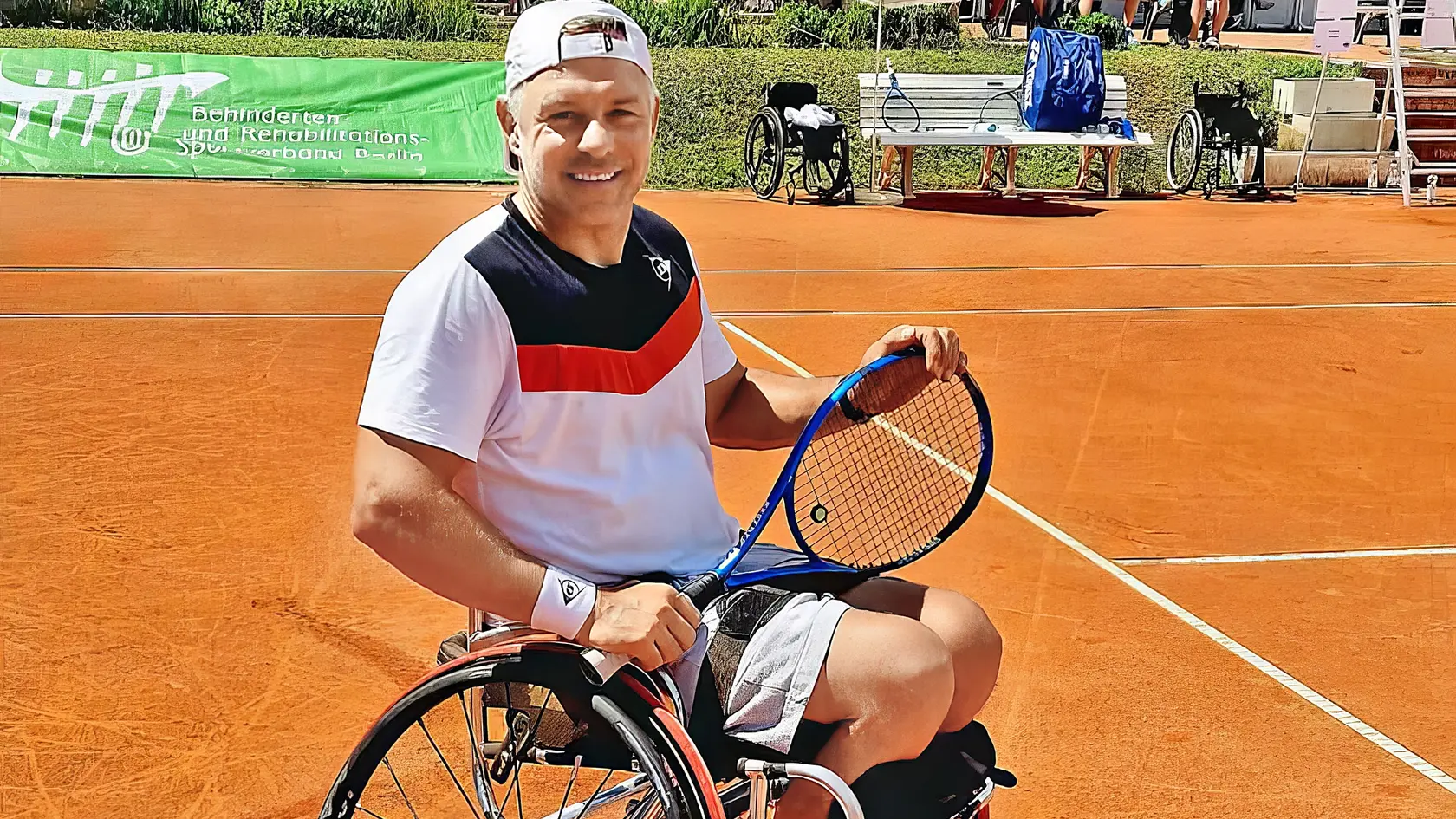 Láska k športu, konkrétne tenisu, ho neopustila ani na vozíku.