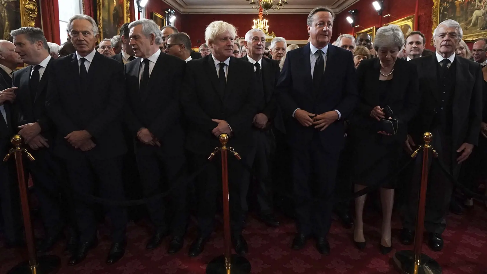 Na snímke zľava predseda britskej opozičnej Labouristickej strany Keir Starmer a bývalí britskí premiéri Tony Blair, Gordon Brown, Boris Johnson, David Cameron, Theresa Mayová a John Major počas zasadnutia rady pre nástupníctvo trónu v Paláci svätého Jakuba v Londýne 10. septembra 2022. Karol III. sa v sobotu predpoludním počas zasadnutia rady pre nástupníctvo trónu v Paláci svätého Jakuba stal novým britským kráľom. FOTO TASR/AP