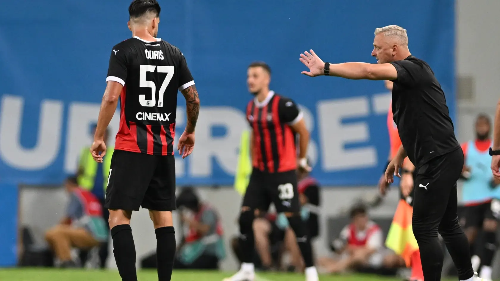 Na snímke vpravo tréner Trnavy Michal Ščasný a hráč Michal Ďuriš počas prvého zápasu 3. predkola Konferenčnej ligy medzi FC Universitatea Craiova a FC Spartak Trnava.