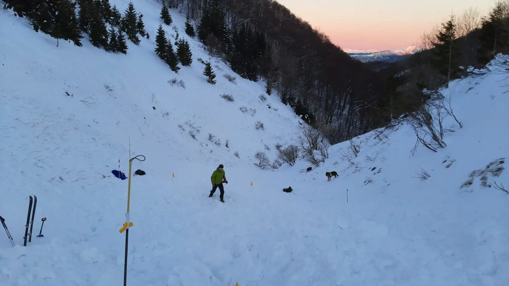 46-ročného skialpinistu vytiahli spod lavíny bez známok života, druhého z dvojice našli na druhý deň.