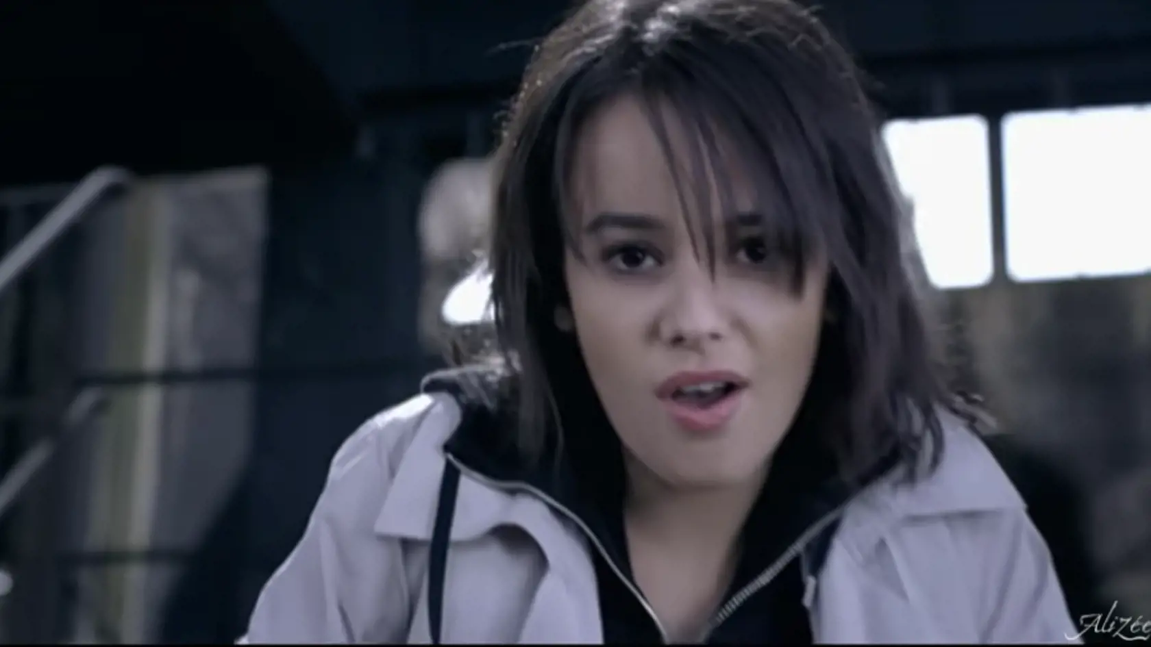 Alizée v klipe A contre-courant.