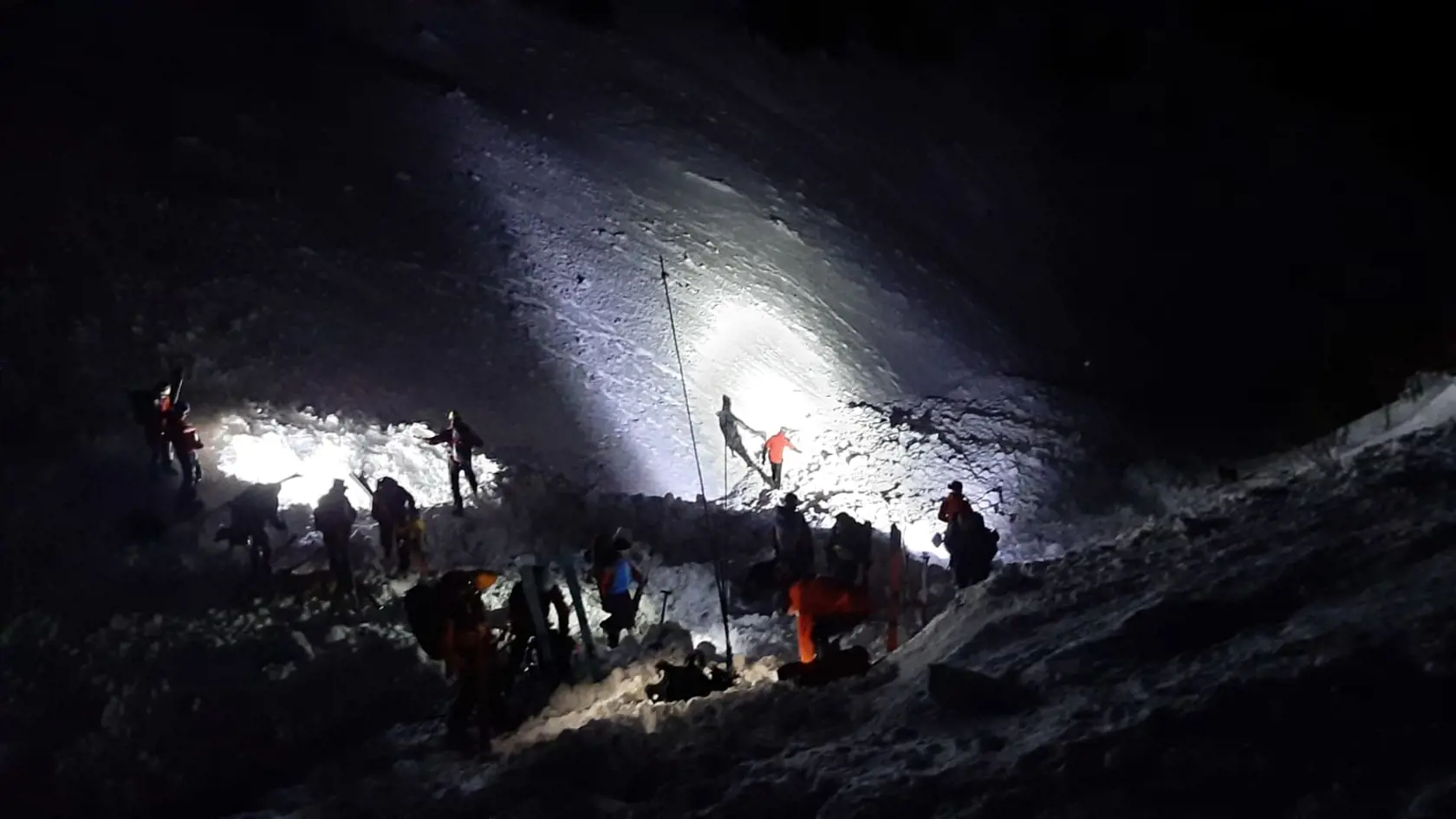 Záchranná akcia po páde lavíny. Biela smrť si vybrala životy dvoch skialpinistov.