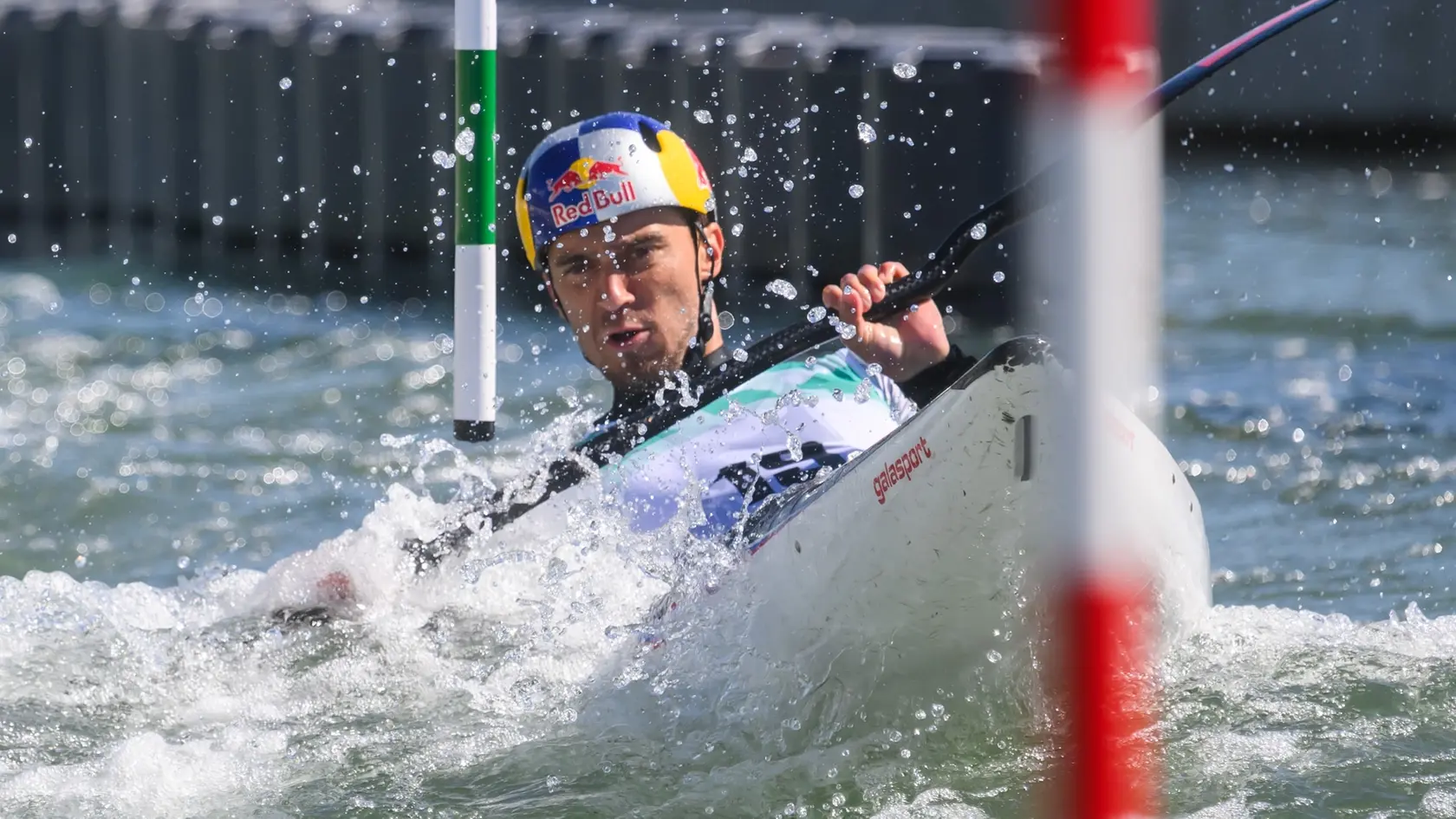 Na snímke slovenský vodný slalomár Jakub Grigar počas kvalifikácie pretekov v kategórii K1 mužov na majstrovstvách Európy vo vodnom slalome vo francúzskom Vaires-sur-Marne pri Paríži.
