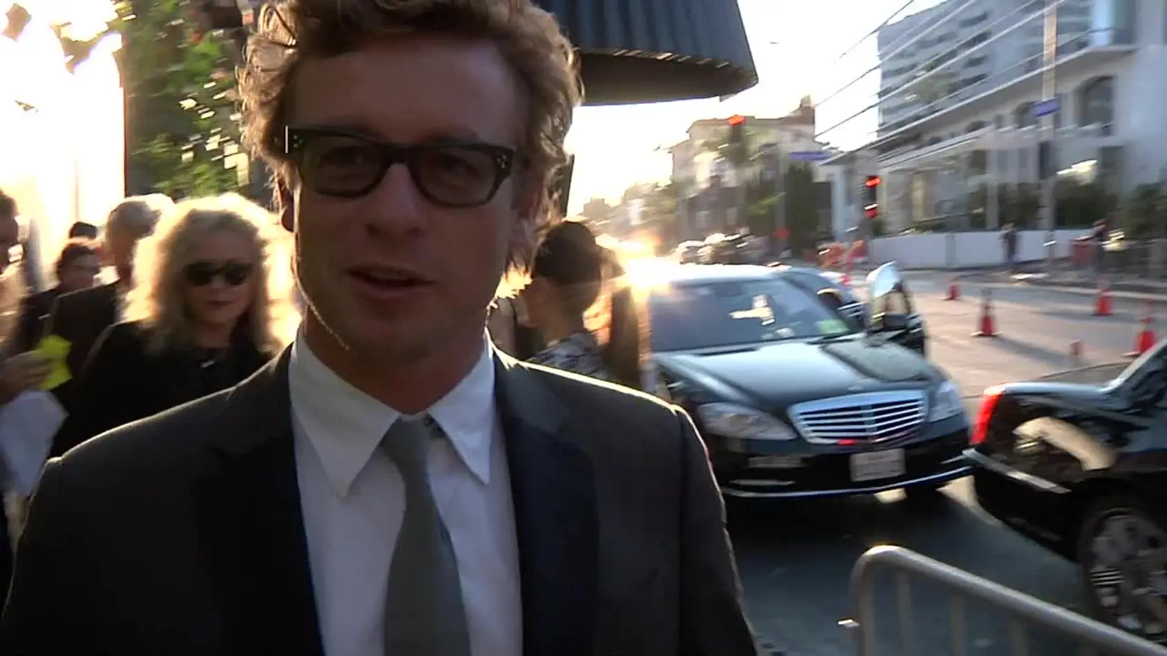 Populárny herec Simon Baker (54) je v našich končinách známy prevažne z obľúbeného seriálu Mentalista. Nie jedna žena totiž podľahla čaru tohto kučeravého fešáka a tak tomu nie je ani dnes. Hoci výrazne zostarol, po rozvode vyzerá stále k svetu.