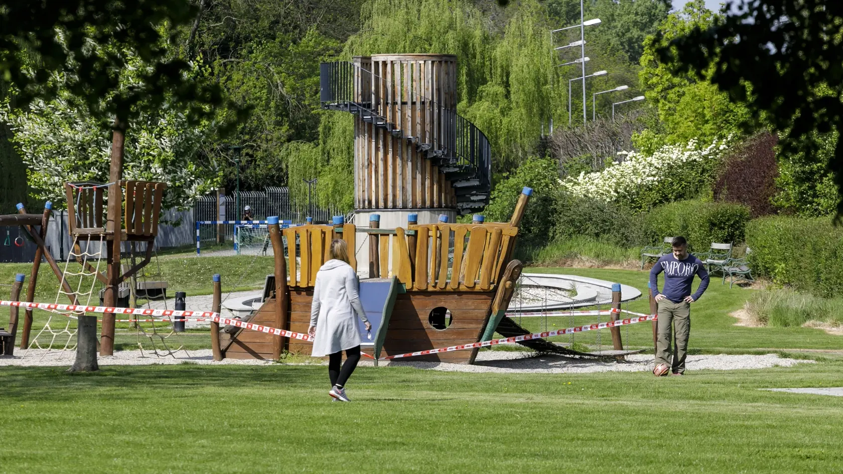 Na snímke pre verejnosť znovu otvorená záhrada Vodárenského múzea v bratislavskej Karlovej Vsi, ktorú dočasne uzavreli pre šíriacu sa pandémiu ochorenia COVID-19. Nachádza sa v západnej časti vodárenského areálu, v blízkosti karloveského ramena. Rozprestiera sa na ploche dvoch hektárov. Je ideálnym miestom na relax, rodinné pikniky a na športové aktivity. Dominantou záhrady je areál vodného sveta, ktorý sa skladá z kaskádovej fontány a z vodojemu s vyhliadkou na celú záhradu. Oddychová časť je s