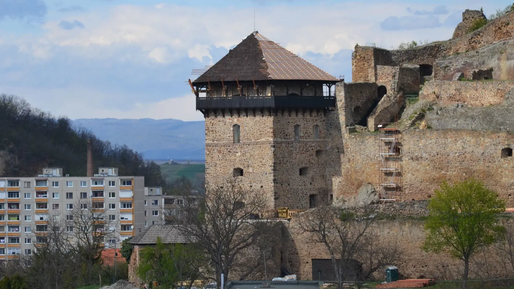 Výmena šindľovej krytiny na streche Bebekovej bašty Fiľakovského hradu je jedným z aktuálnych projektov, ktoré realizuje samospráva mesta Fiľakovo v okrese Lučenec. Na snímke pohľad na Bebekovu baštu počas výmeny strešnej krytiny, 23. apríla 2020 vo Fiľakove. EASYFOTO TASR - Branislav Caban