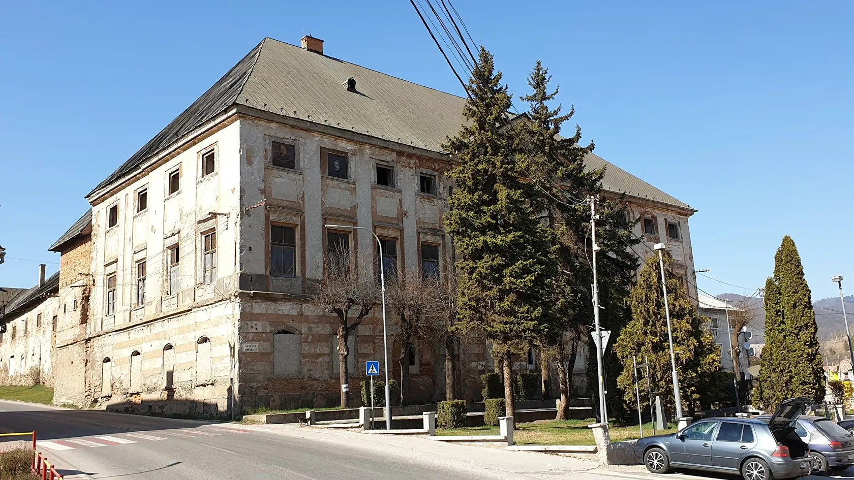 Na snímke coburgovský kaštieľ v Jelšave v okrese Revúca, v ktorom robotníci pri záchranných prácach našli repliku obradnej dýky, 28. apríla 2020. EASYFOTO TASR - Branislav Caban