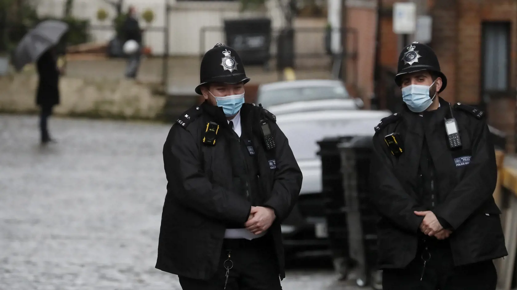 EBE 52 Londýn - Na snímke policajti stoja pred Nemocnicou kráľa Eduarda VII. v Londýne vo štvrtok 18. februára 2021. Buckinghamský palác informoval, že 99-ročný princ Philip a manžel kráľovnej Alžbety II. bol hospitalizovaný v londýnskej nemocnici po tom, ako sa cítil zle. FOTO TASR/AP
Police officers stand outside King Edward VII's hospital in London, Thursday, Feb. 18, 2021. Buckingham Palace says 99-year-old Prince Philip has been admitted to a London hospital after feeling unwell. The palace