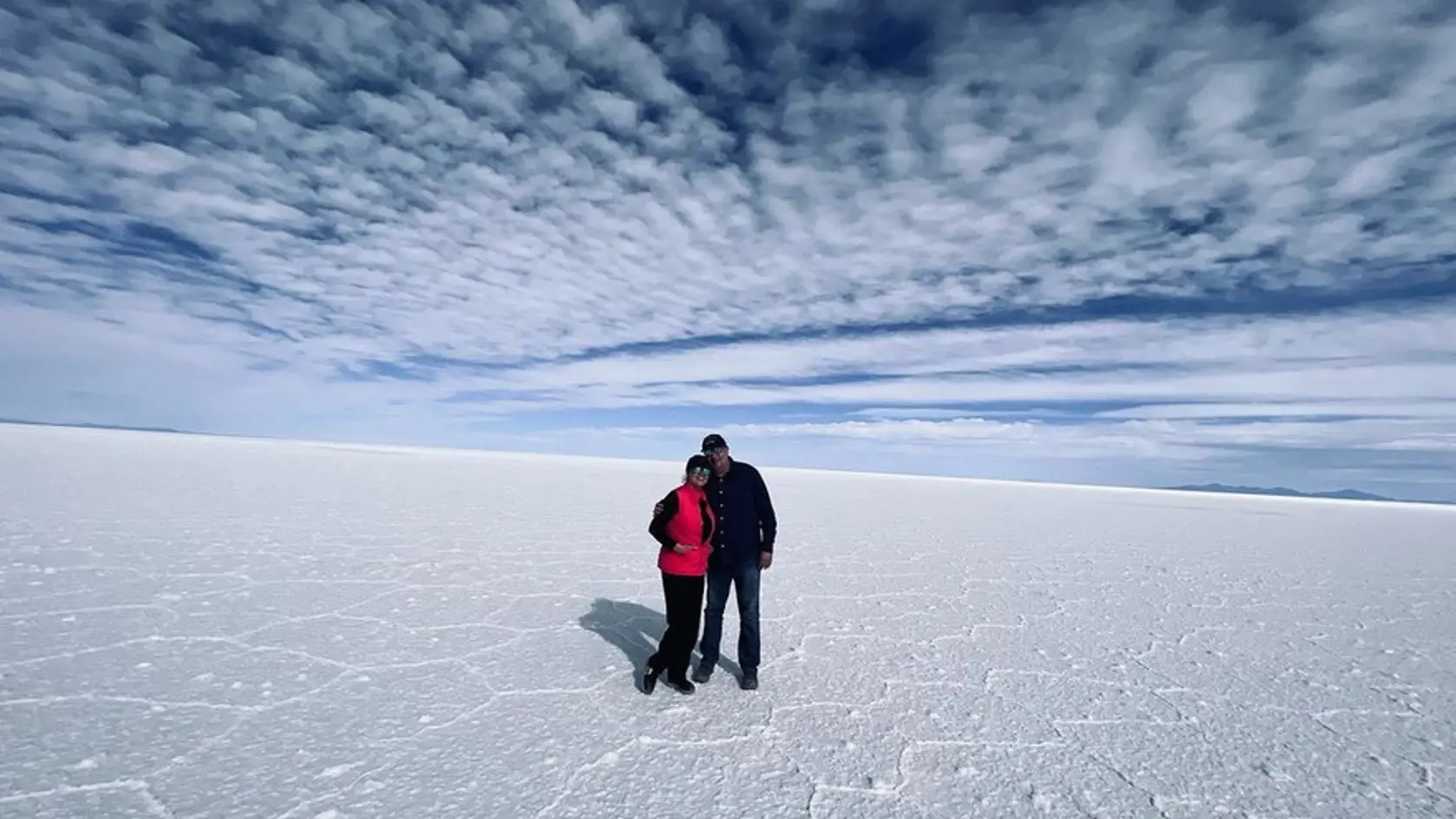 Manželia Malachovskí na najväčšej soľnej planine na svete Salar de Uyuni.