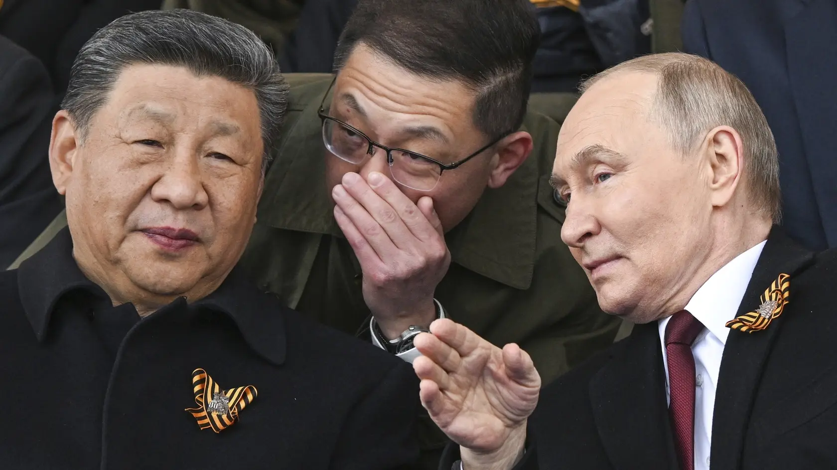 Vpravo ruský prezident Vladimir Putin a čínsky prezident Si Ťin-pching sa rozprávajú počas sledovania vojenskej prehliadky pri príležitosti 80. výročia konca druhej svetovej vojny v Európe v Moskve.