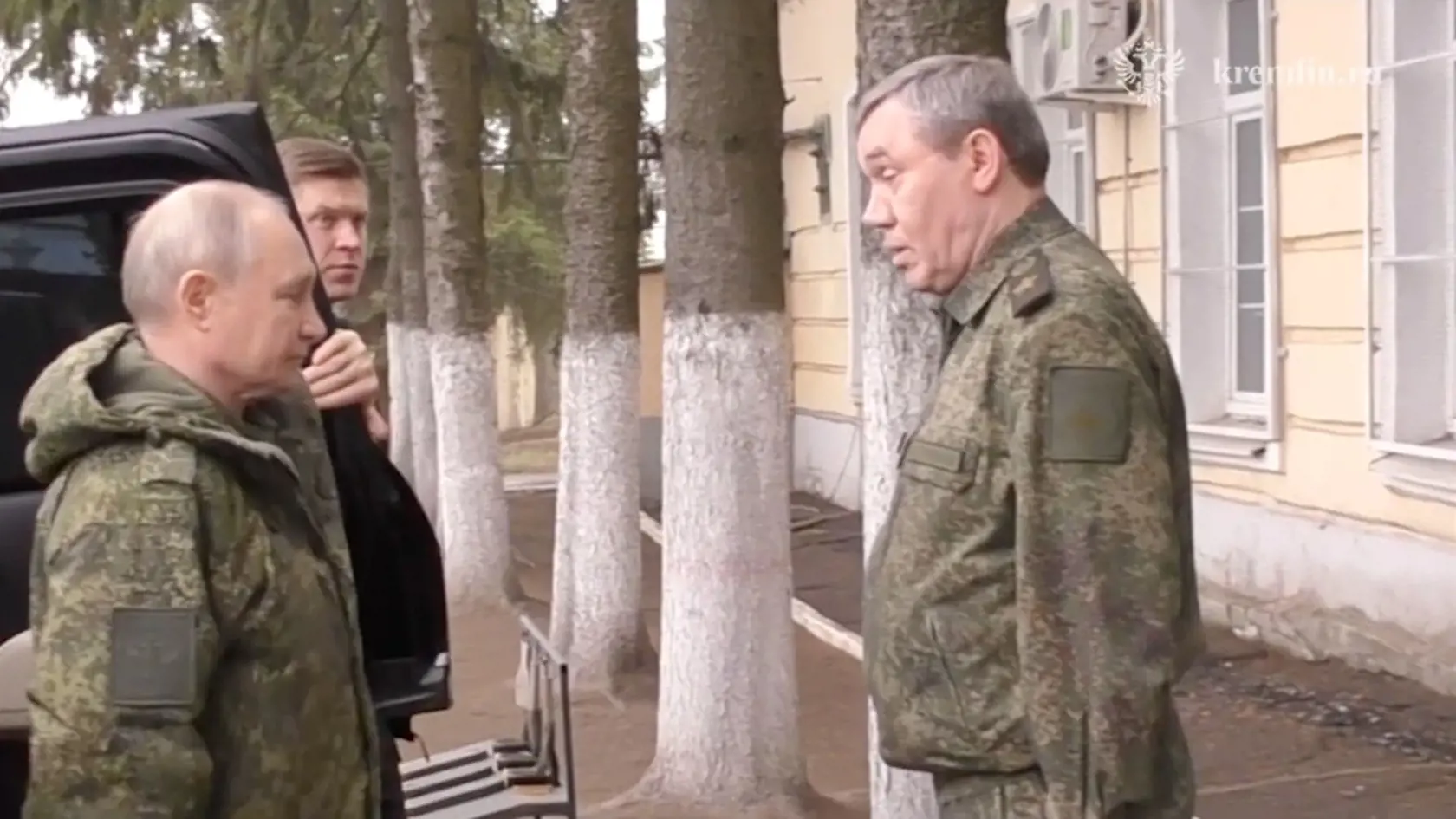 Putin je na záberoch v maskáčovom oblečení a rozpráva sa s náčelníkom generálneho štábu Valerijom Gerasimovom. Návštevu v Kurskej oblasti potvrdil pre ruské tlačové agentúry aj hovorca Kremľa Dmitrij Peskov.