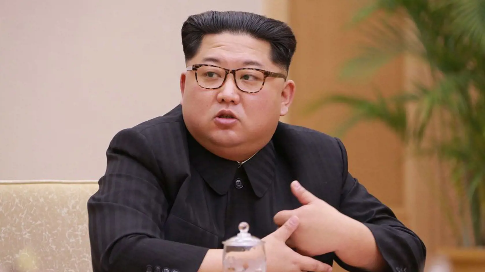 Kim Čong-un – toto nie. Takýto účes si môže dovoliť len jeden muž na svete. Ten,  koho celý zvyšný svet neznáša.