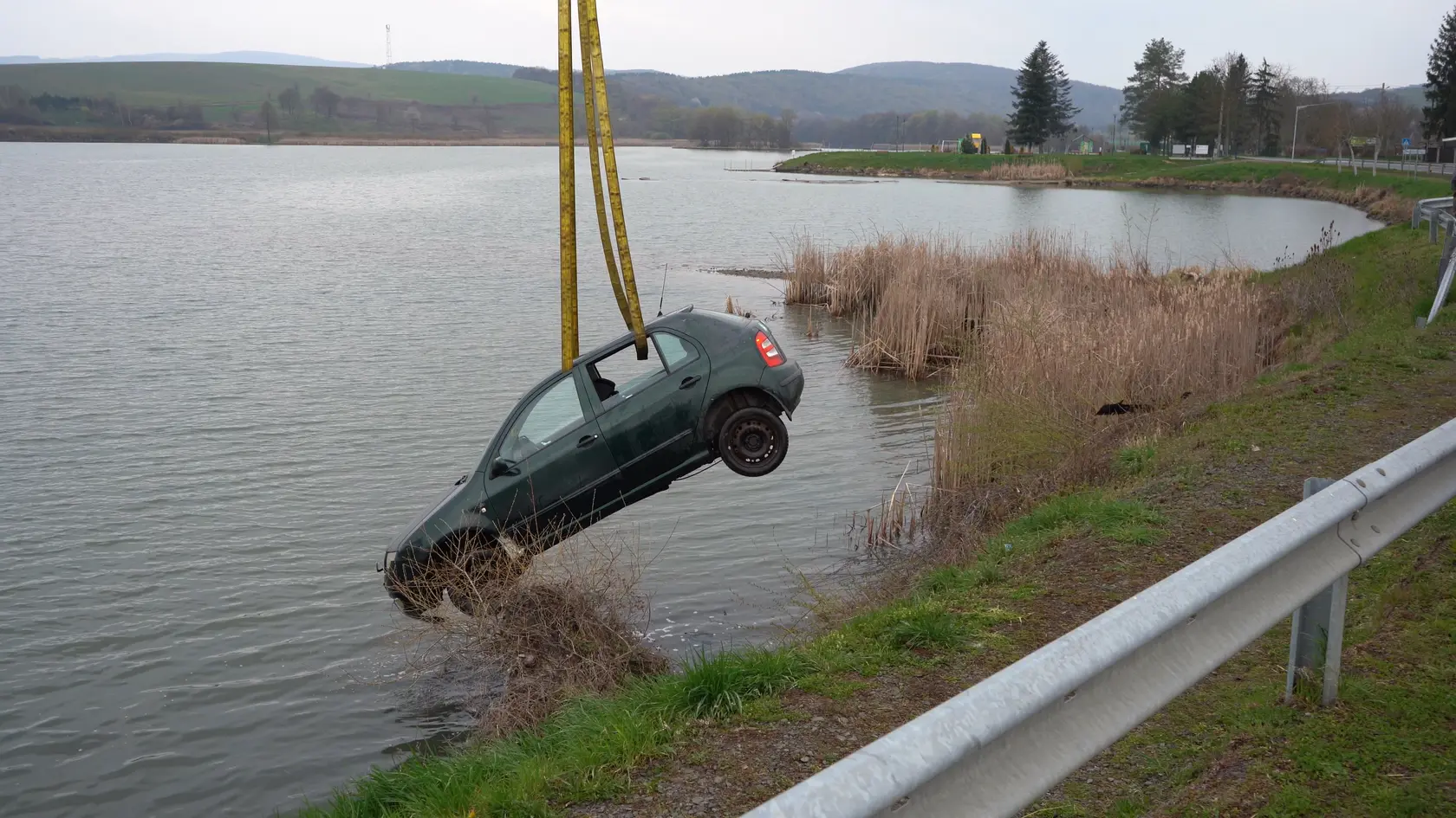 Auto museli z vody vytiahnuť so žeriavom hasiči z humenskej záchrannej brigády. 