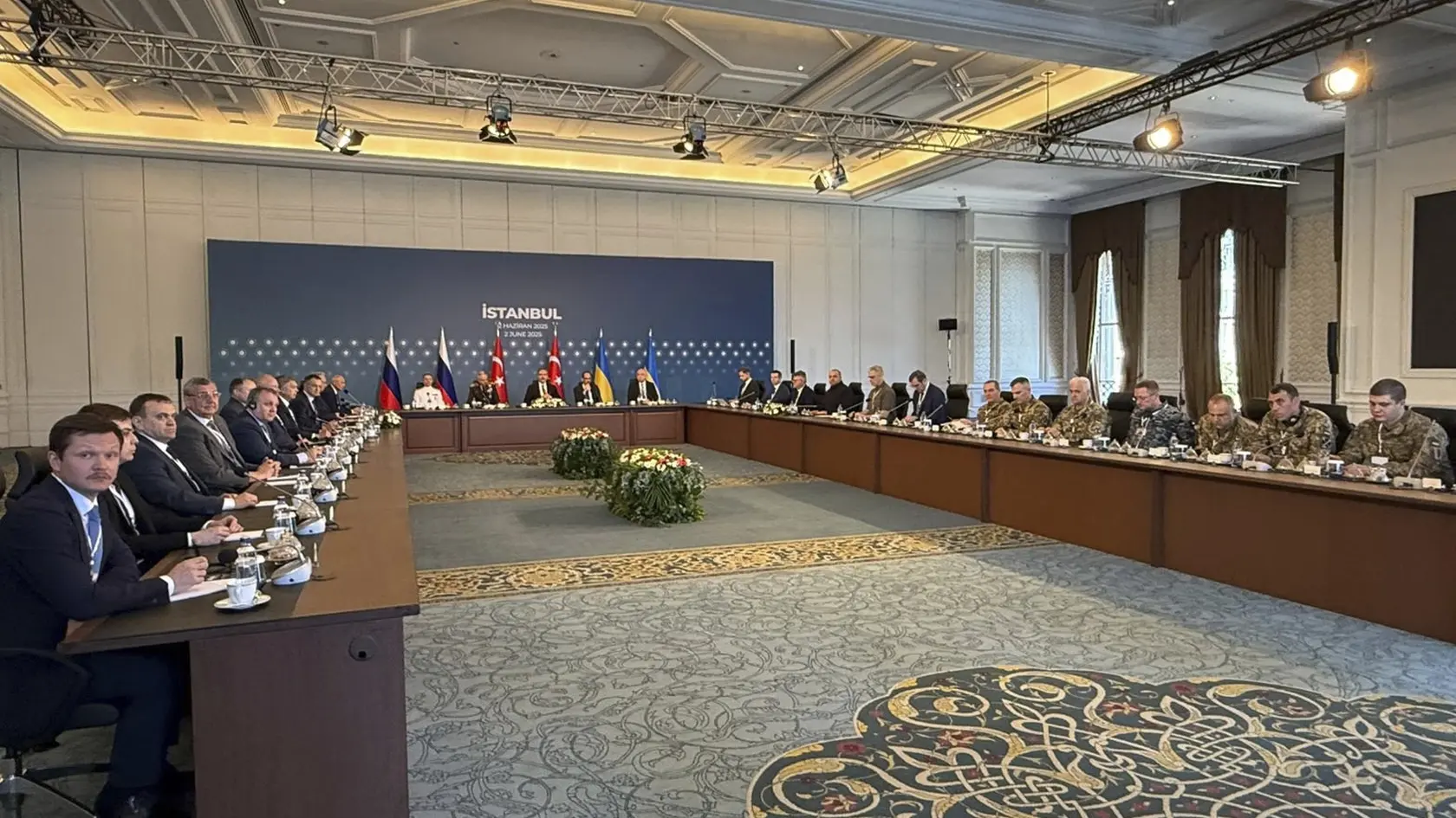 KK7 Istanbul - Členovia ruskej a ukrajinskej delegácie v paláci Ciragan, kde sa konajú mierové rokovania medzi Ukrajinou a Ruskom v Istanbule v pondelok 2. júna 2025. V tureckom Istanbule sa v pondelok popoludní začalo druhé kolo priamych rokovaní medzi Ukrajinou a Ruskom, potvrdilo ukrajinské ministerstvo obrany a nemenovaný zdroj agentúry TASS. Ukrajinskú delegáciu vedie šéf rezortu obrany Rustem Umerov, ruskú blízky spolupracovník ruského prezidenta Vladimira Putina Vladimir Medinskij. FOTO TASR/AP
In this photo released by the Ukrainian Ministry of Defense, Russian and Ukrainian delegations attend talks at the Ciragan Palace in Istanbul, Turkey, Monday, June 2, 2025. (Ukrainian Ministry of Defense via AP)