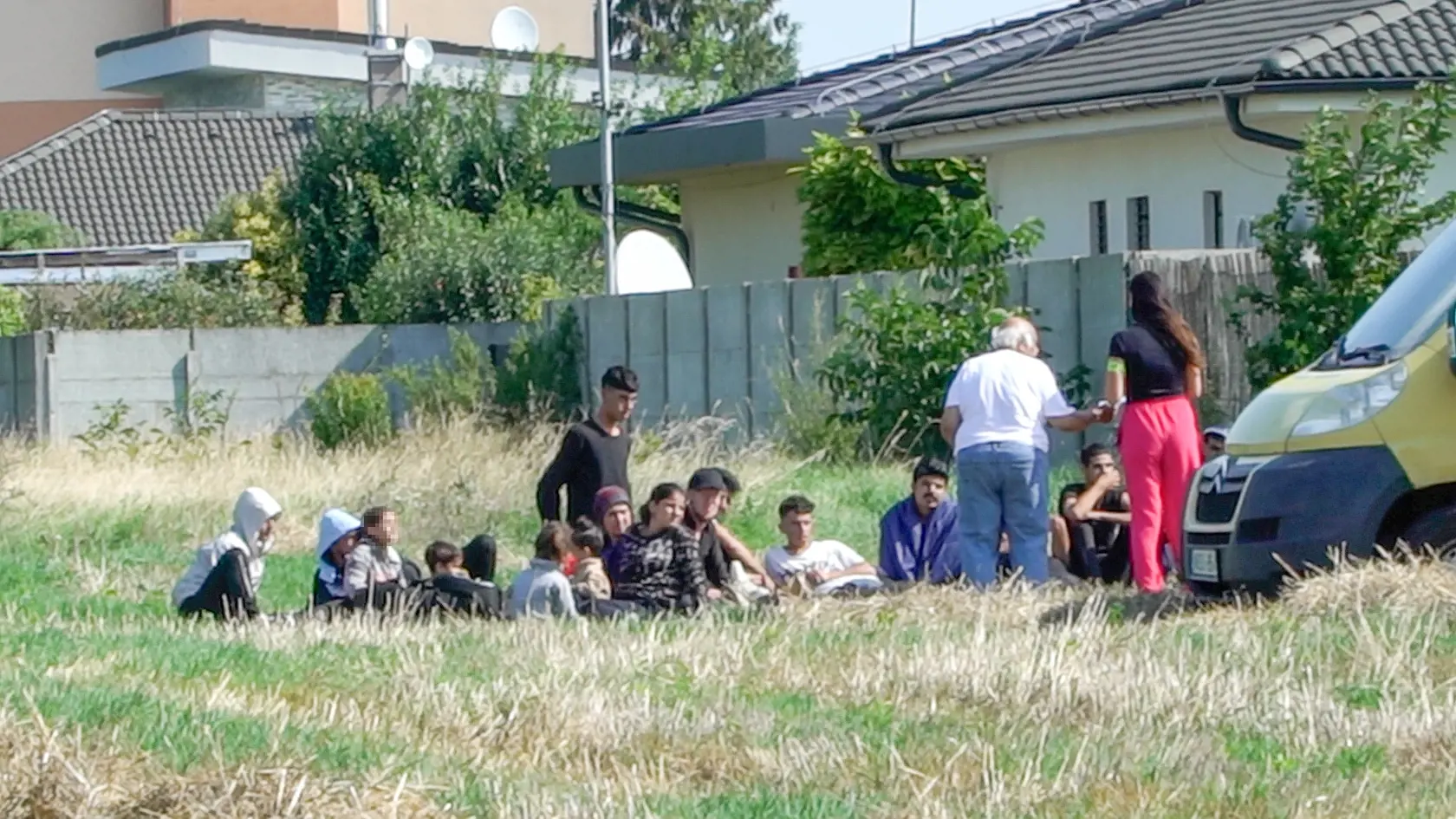 Policajná akcia, ktorá postavila do pozoru Most pri Bratislave. Slovenský policajti pomáhali dolapiť dodávku plnú utečencov policajnej hliadke z Maďarska.
