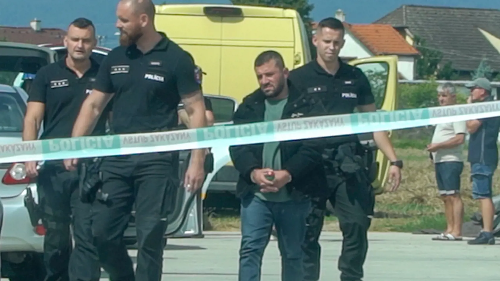 Policajná akcia, ktorá postavila do pozoru Most pri Bratislave. Slovenský policajti pomáhali dolapiť dodávku plnú utečencov policajnej hliadke z Maďarska.