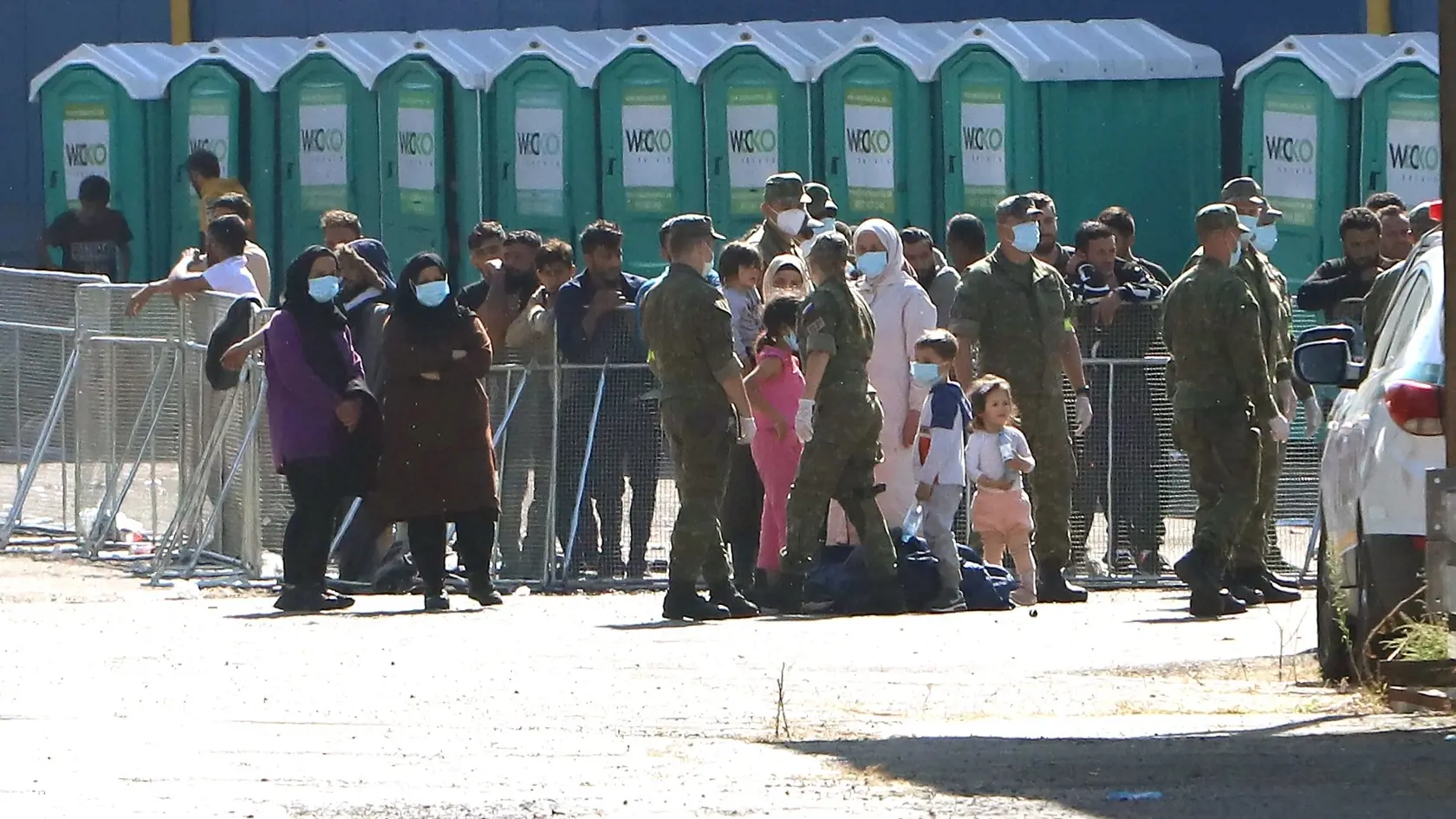 Príslušníci ozbrojených síl SR na záchytnom mieste pre migrantov vo Veľkom Krtíši.