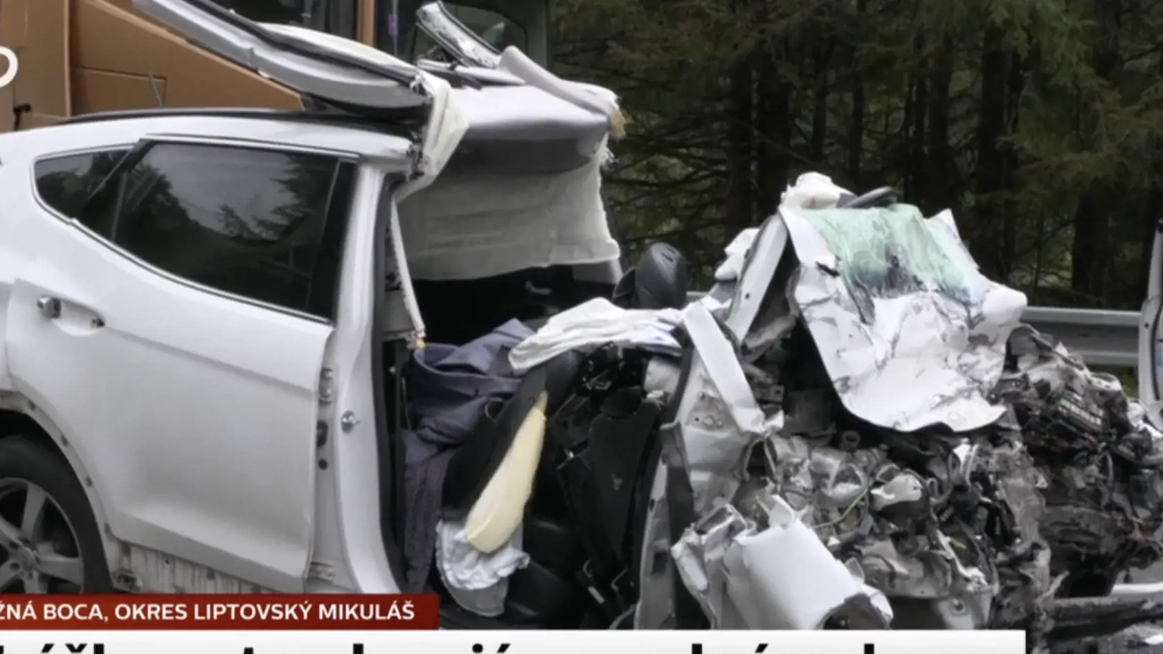 Osobné auto sa zrazilo s nákladiakom, ktorý prevážal niekoľko kubíkov dreva.