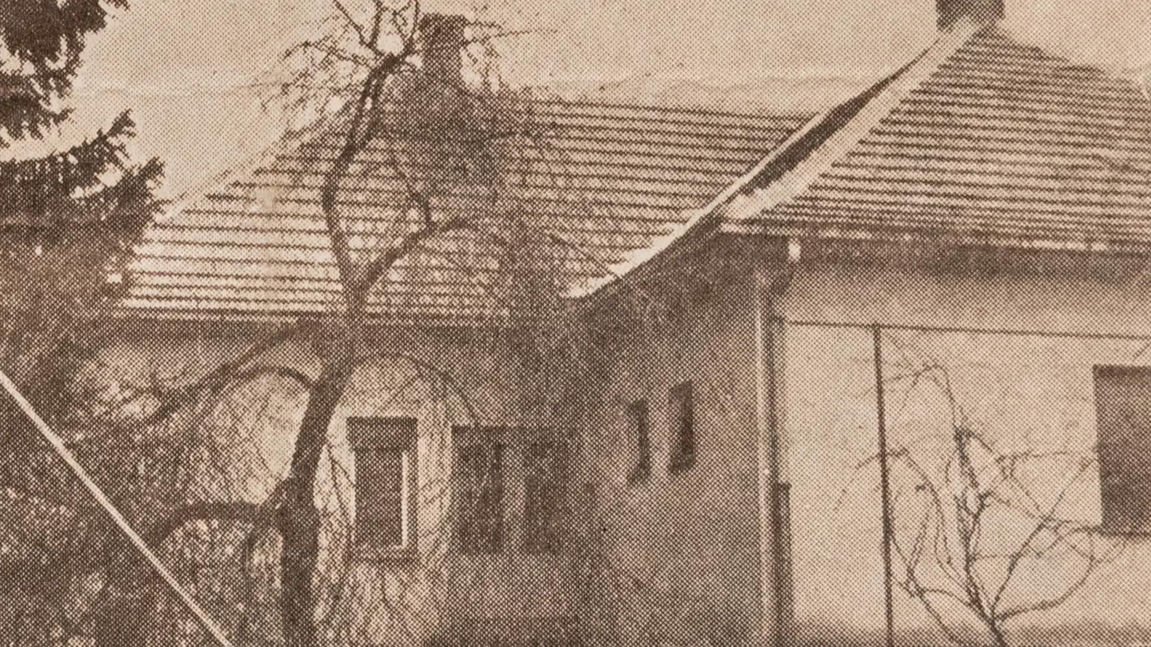 Kostolník zatiaľ upravil oltár, zapálil sviečky a vrátil do sakristie. Pripravil všetko potrebné na omšu. Sadol si a čakal. Dekana však stále nebolo. Barič začal byť nervózny. Dekan bol vždy presný. Išiel sa pozrieť naspäť do fary. Dvere boli stále zamknuté. Vo vnútri sa nesvietilo a žaluzie boli spustené. Nikto nereagoval ani na jeho búchanie. Kostolník znervóznel. Na pomoc si zavolal zvonára Doboša. Vystrašený hlas kostolníka počuli aj ľudia, ktorí do kostola začali prichádzať.