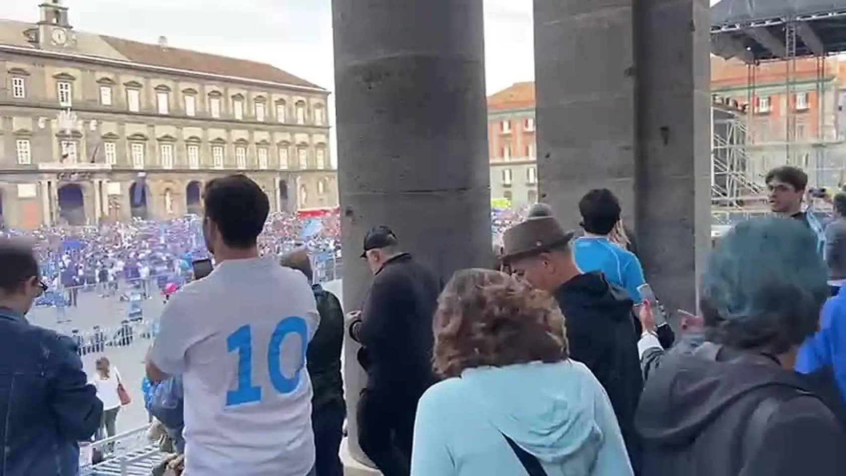 Tisícky fanúšikov v neapolských uliciach sa pripravujú na oslavy zisku titulu.