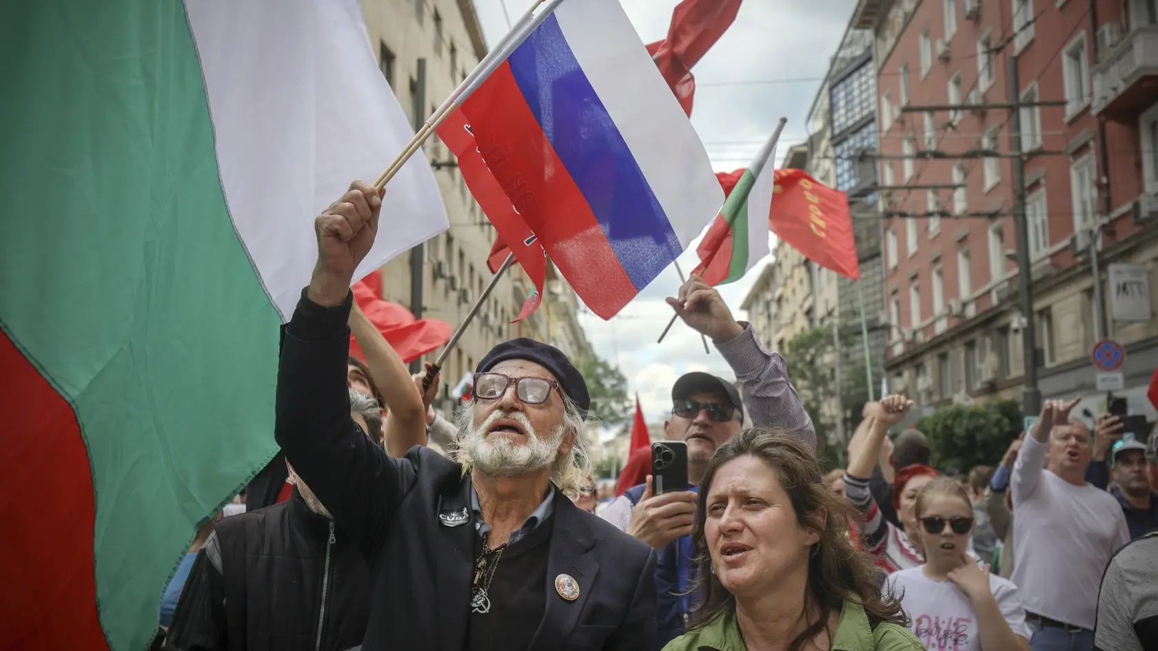 Demonštrant máva ruskou vlajkou počas protestu proti vstupu Bulharska do eurozóny v Sofii v sobotu 31. mája 2025.