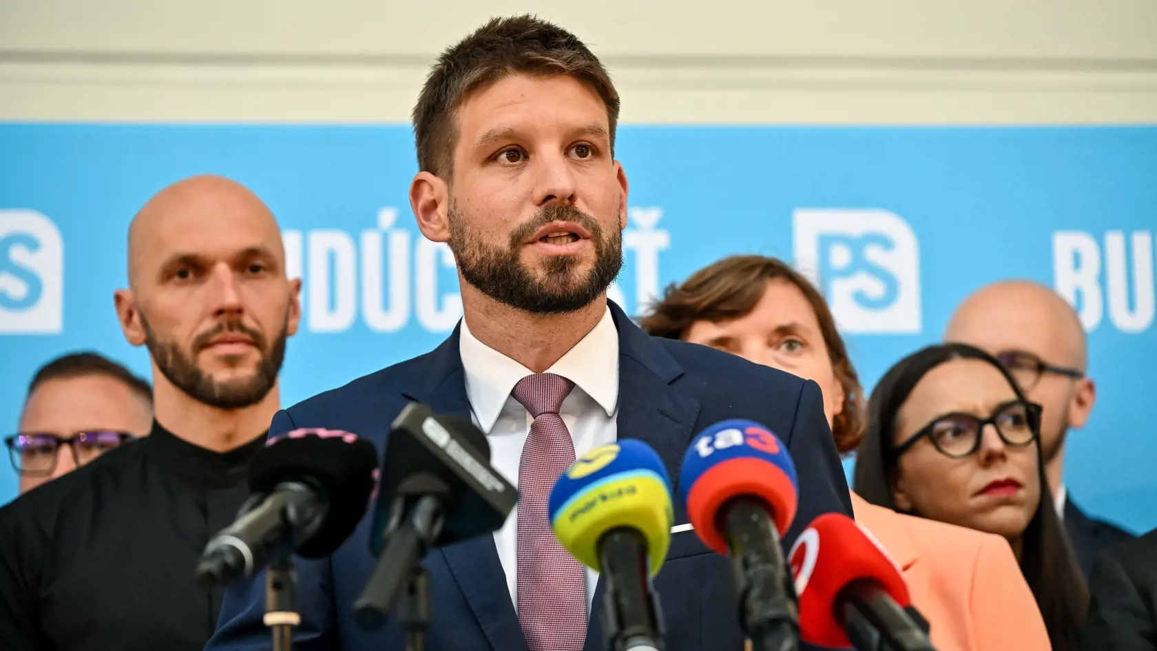 Na snímke uprostred predseda hnutia Progresívne Slovensko Michal Šimečka. Podľa numerologičky bude vždy túžiť po moci a blahobyte. Zakladá si na tom, ako pôsobí na iných. Ich názory však nie je schopný prijímať.