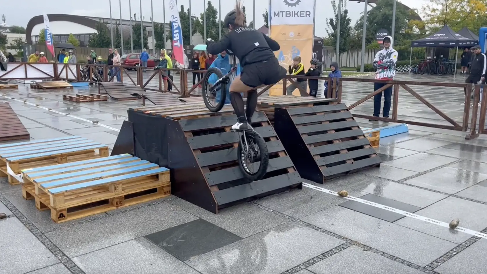 V Šamoríne sa konalo cyklistické podujatie, ktorého súčasťou bolo aj skákanie do výšky na bicykli, pričom rekordy sa lámali v dvoch kategóriách - ženy a muži.