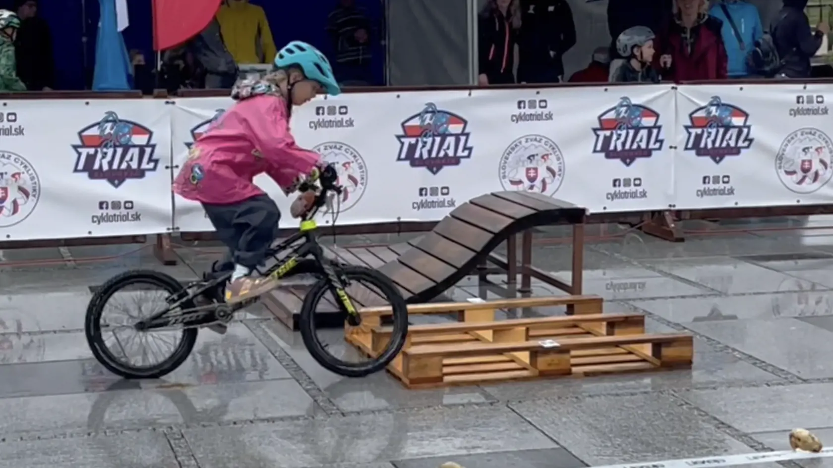 Na cyklistickom podujatí v Šamoríne, ktoré pripravil Slovenský zväz cyklistiky sa uskutočnil ustanovujúci slovenský rekord v skoku do výšky na bicykli, bez rozbehu, z miesta a bokom.