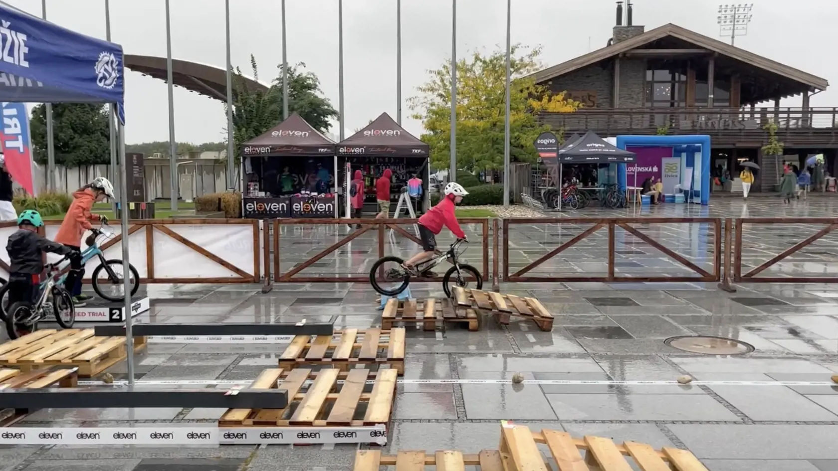 Toto neobvyklé podujatie, pripravené Slovenským zväzom cyklistiky, privítalo aj účastníkov z Česka a Francúzska.