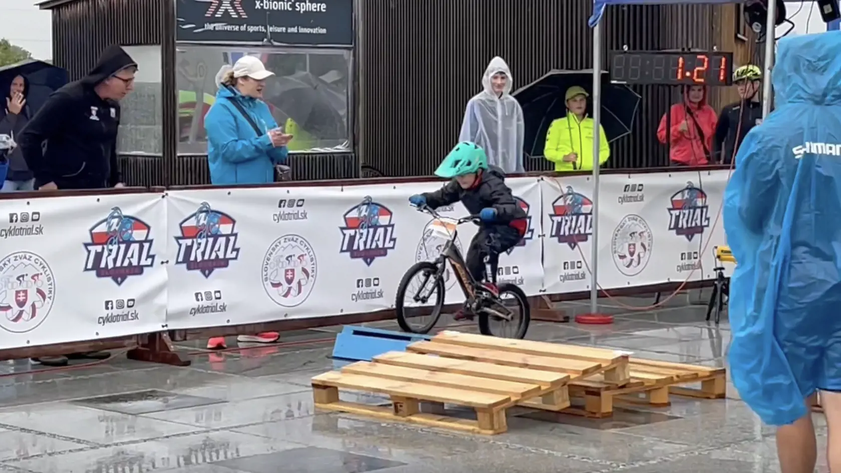 Na cyklistickom podujatí v Šamoríne, ktoré pripravil Slovenský zväz cyklistiky sa uskutočnil ustanovujúci slovenský rekord v skoku do výšky na bicykli, bez rozbehu, z miesta a bokom.