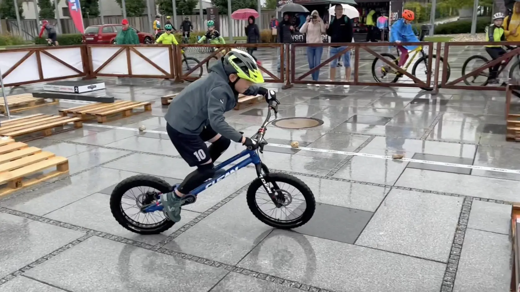 Pod vedením Andreja Práznovského, prezidenta klubu Cyklotrial Team Veľké Zálužie, sa cyklisti postavili pred výzvu.