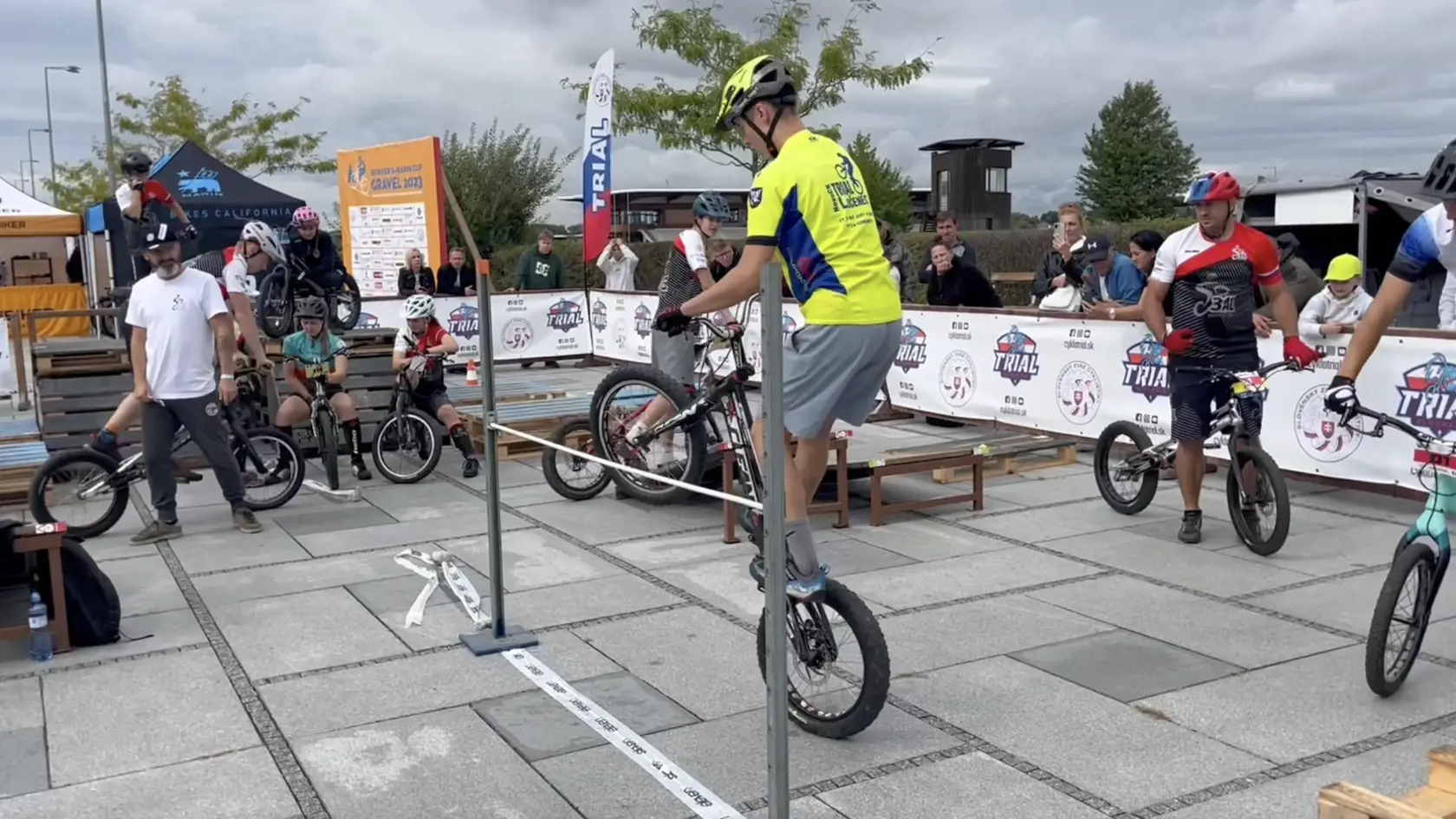 Skok do výšky na bicykli sa uskutočnil bez rozbehu.