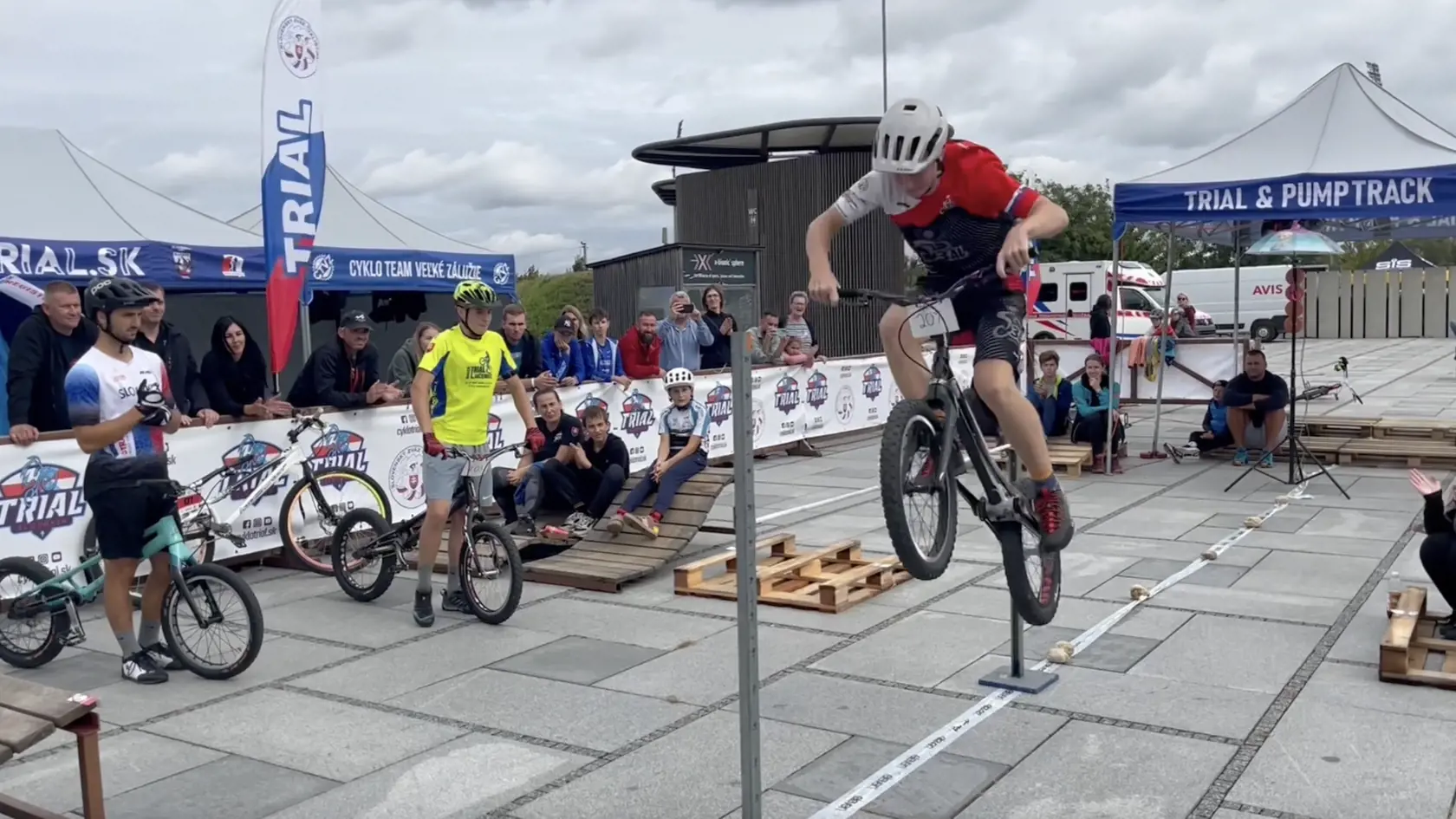 Skok do výšky na bicykli sa uskutočnil bez rozbehu.