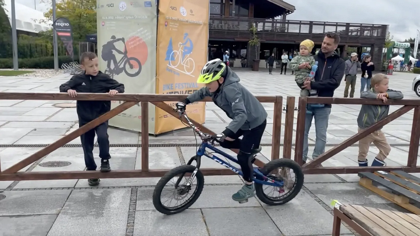 Skok do výšky na bicykli sa uskutočnil bez rozbehu.