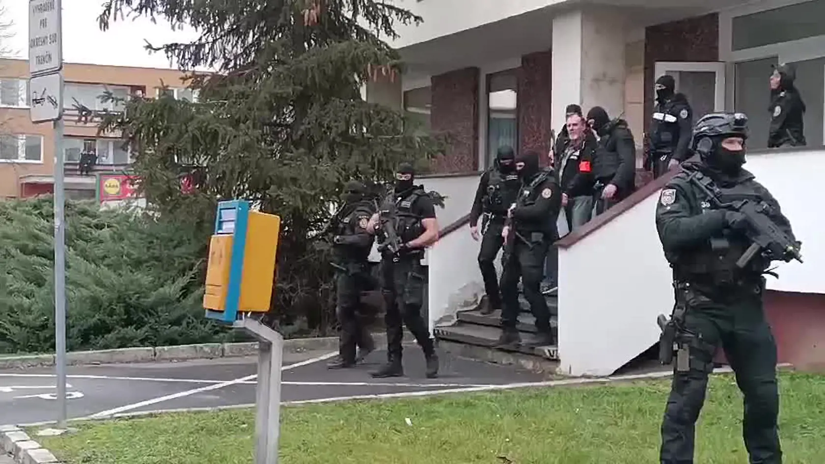Obvinený atentátnik Juraj Cintula bol na trenčianskom okresnom súde. Priviezli ho tam z nemocnice pre obvinených a odsúdených.