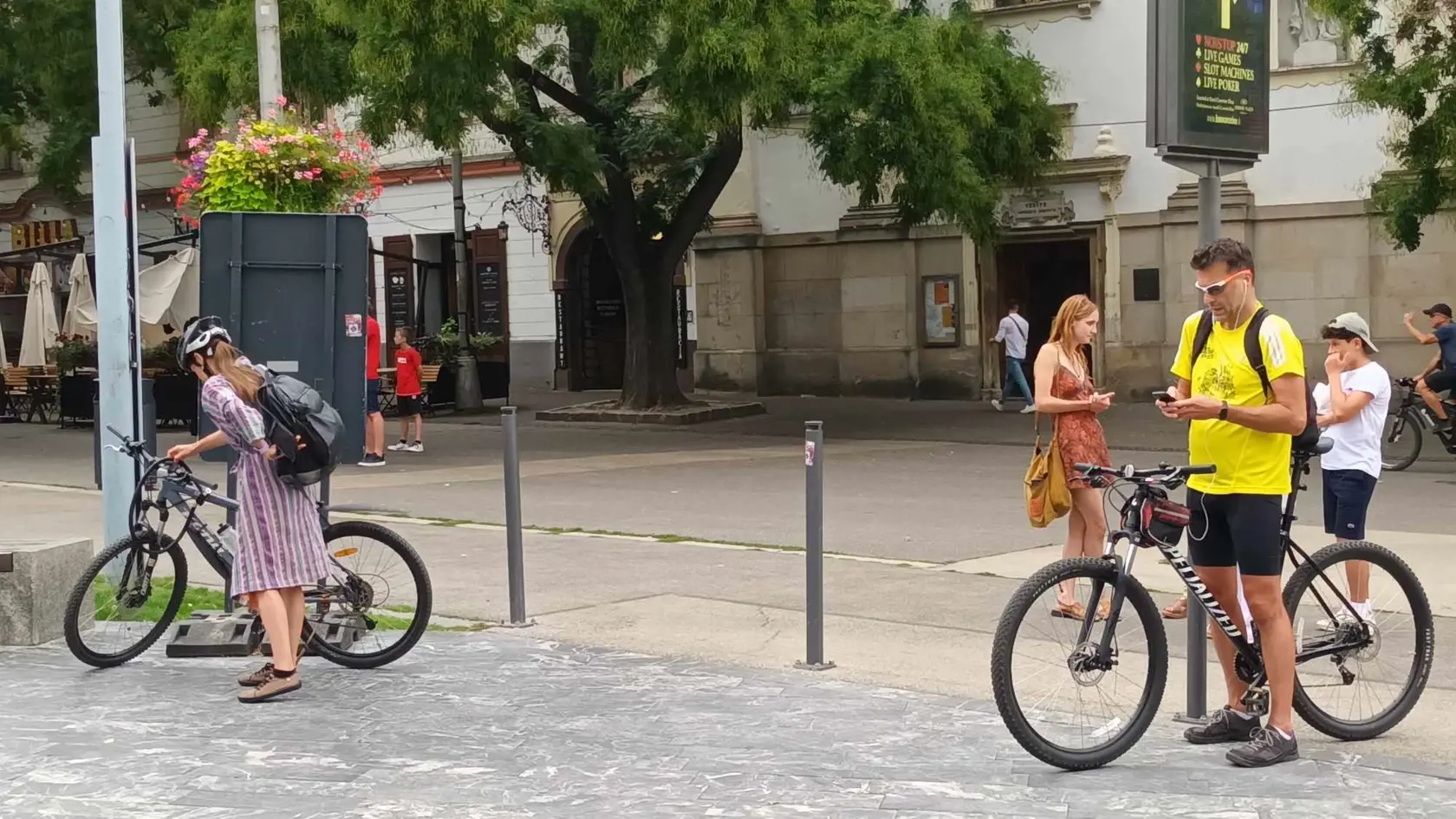 Demonštrácia proti Martine Šimkovičovej. Demonštranti prišli na bicykloch a v županoch.