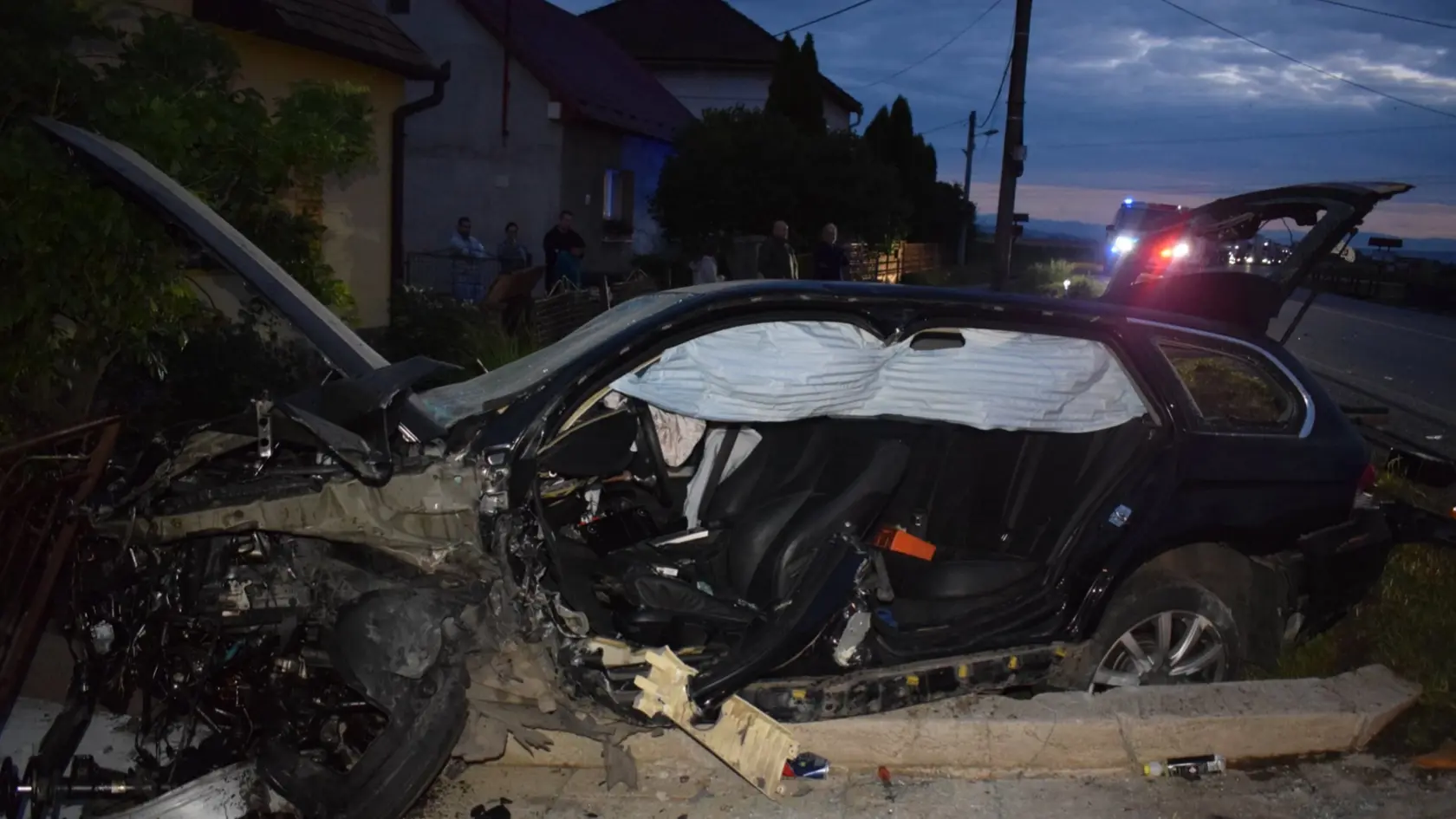 Opitý vodič narazil do plota rodinného domu, utrpel ťažké zranenia.