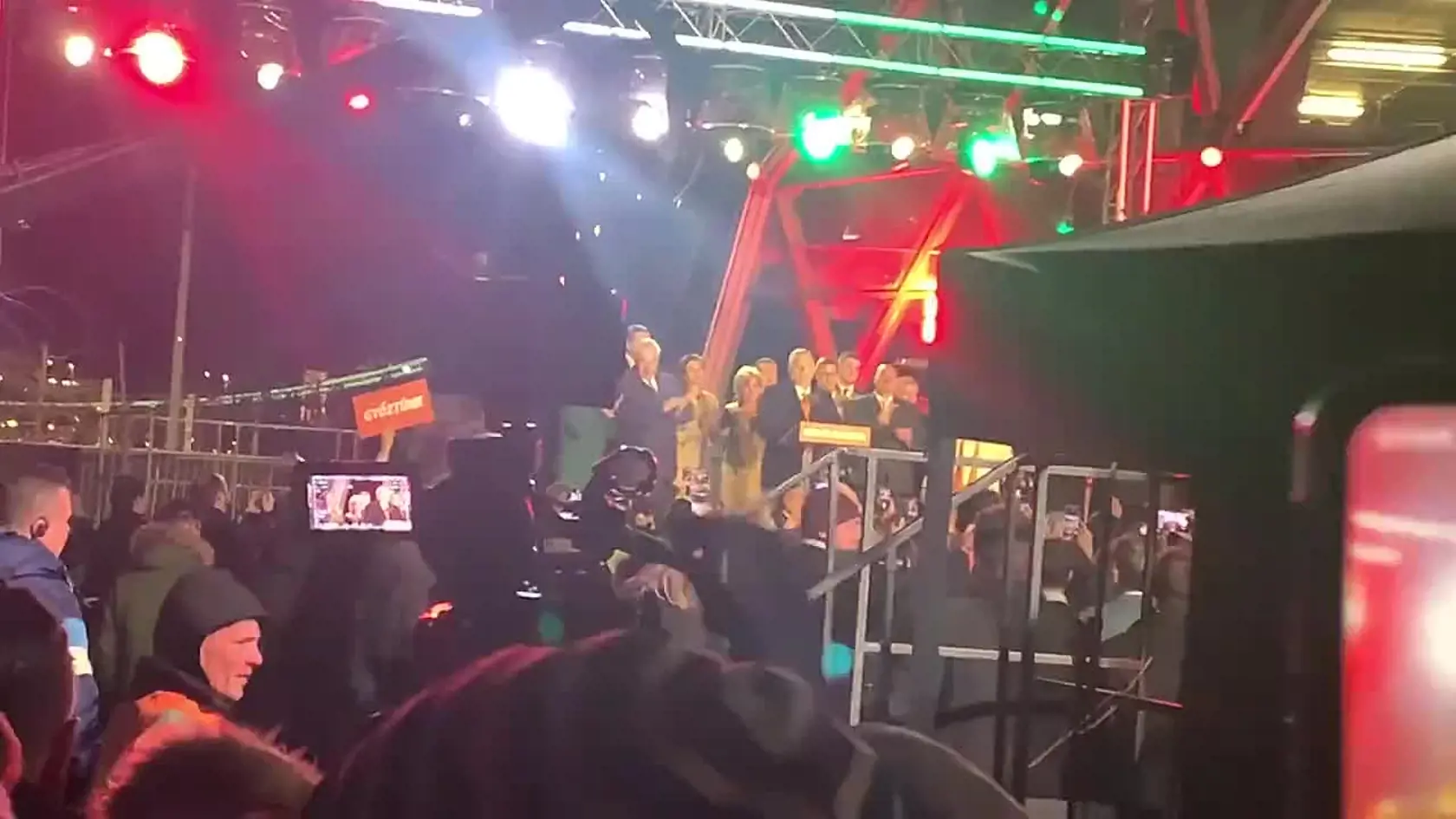 Maďarský premiér Viktor Orbán zostane vo funkcii ďalšie štyri roky. Jeho vládny blok strán Fidesz-KDNP, ktorý je pri moci od roku 2010, dosiahol v nedeľňajších voľbách jasné víťazstvo a podľa doterajších výsledkov smeruje opäť k dvojtretinovej väčšine v parlamente.