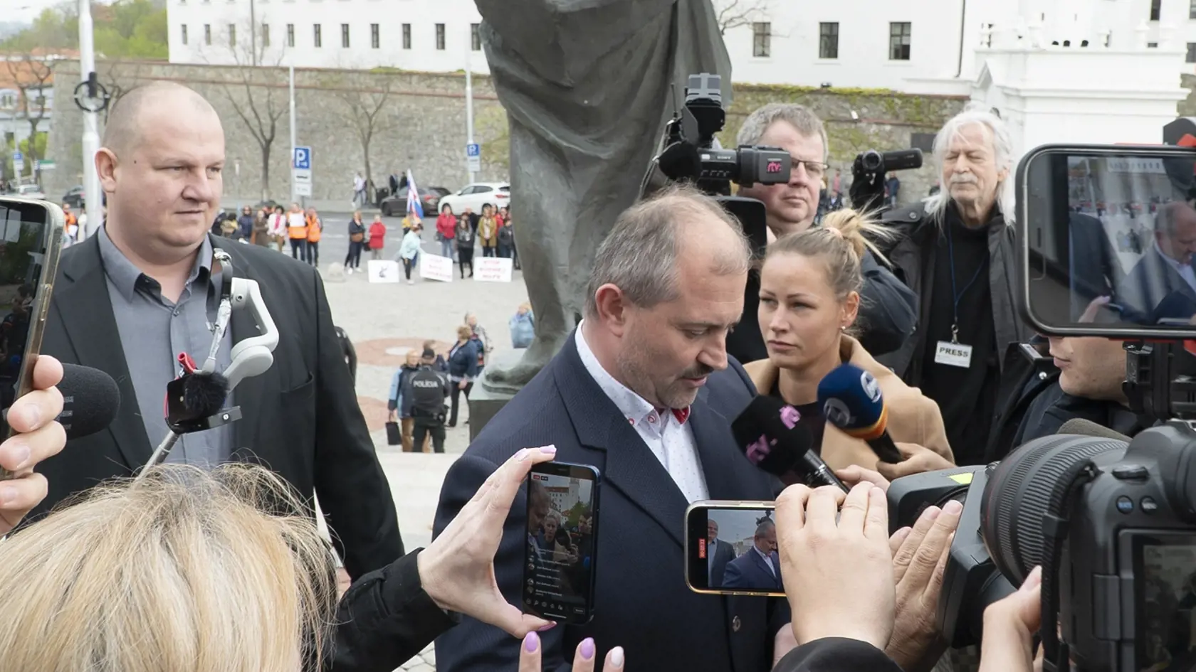 Marian Kotleba sa dnes dobýjal do parlamentu aj napriek tomu, že mu zanikol poslanecký mandát.