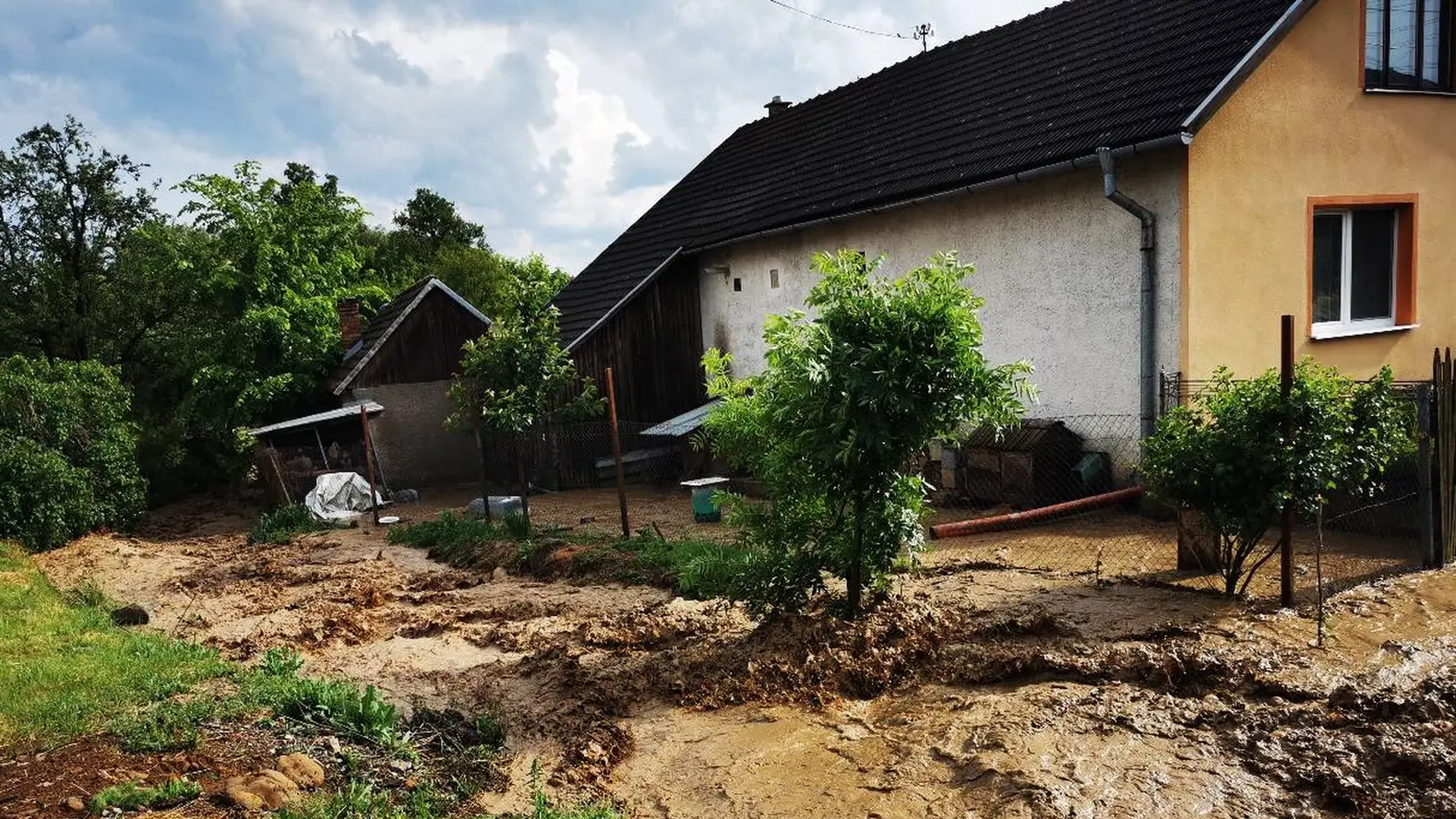 Prívalová vlna po búrke v Očovej