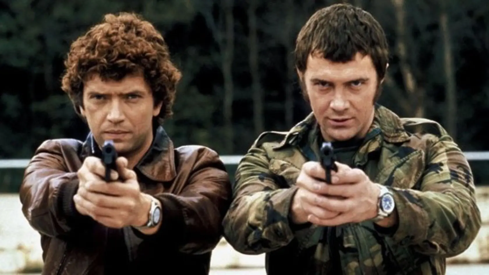 Kriminálny seriál vysielali v roku 1977 až 1983, koniec prišiel po 57 epizódach – údajne pre nezhody medzi hlavnými hercami. V úlohe expolicajta Doyla sa divákom predstavil dnes už 75-ročný Martin Shaw, zatiaľ čo Bodieho, bývalého vojenského parašutistu a neskôr žoldáka, stvárnil Lewis Collins († 67).