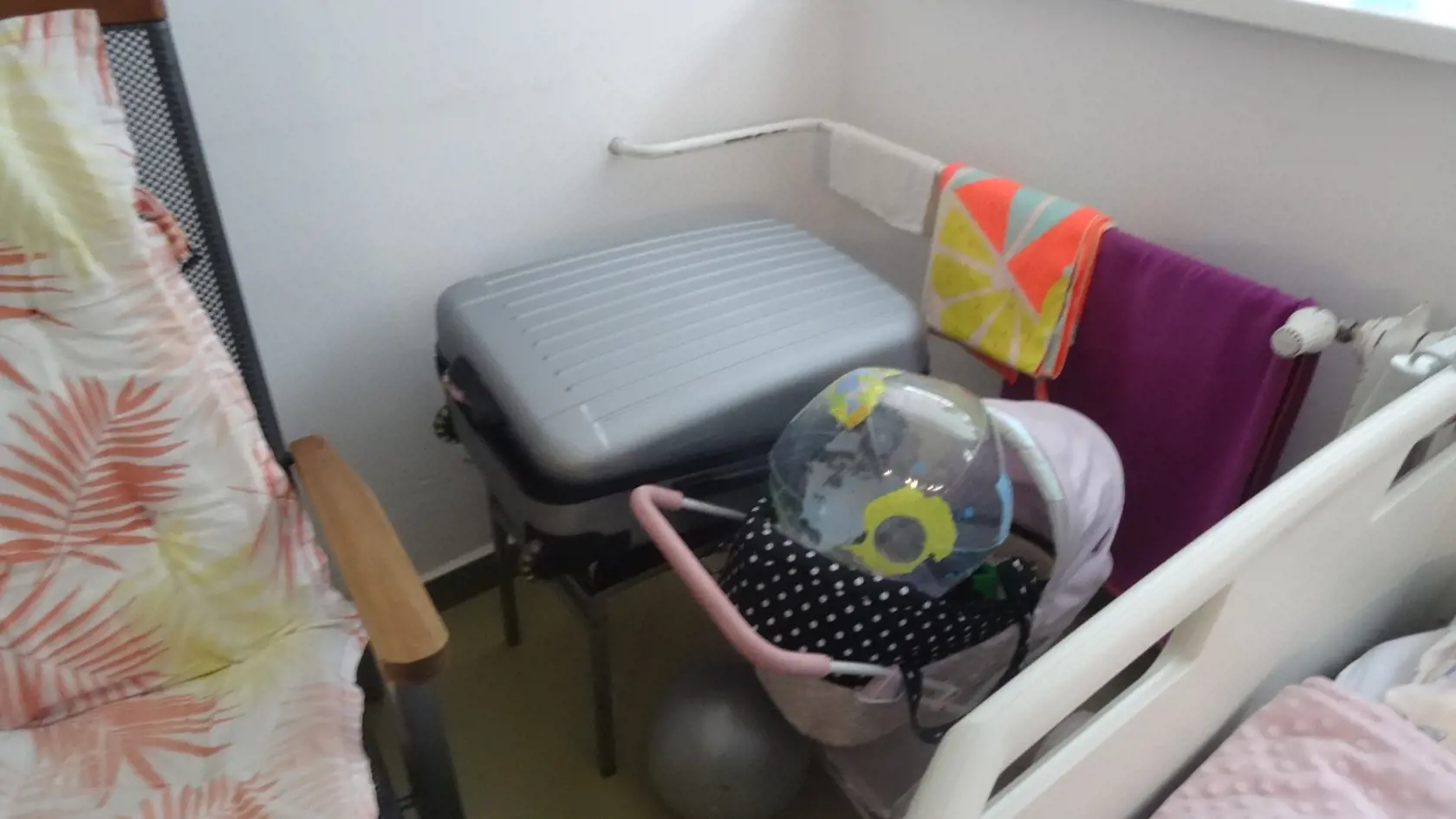 Hračky pacientov a nevybalené kufre matiek.