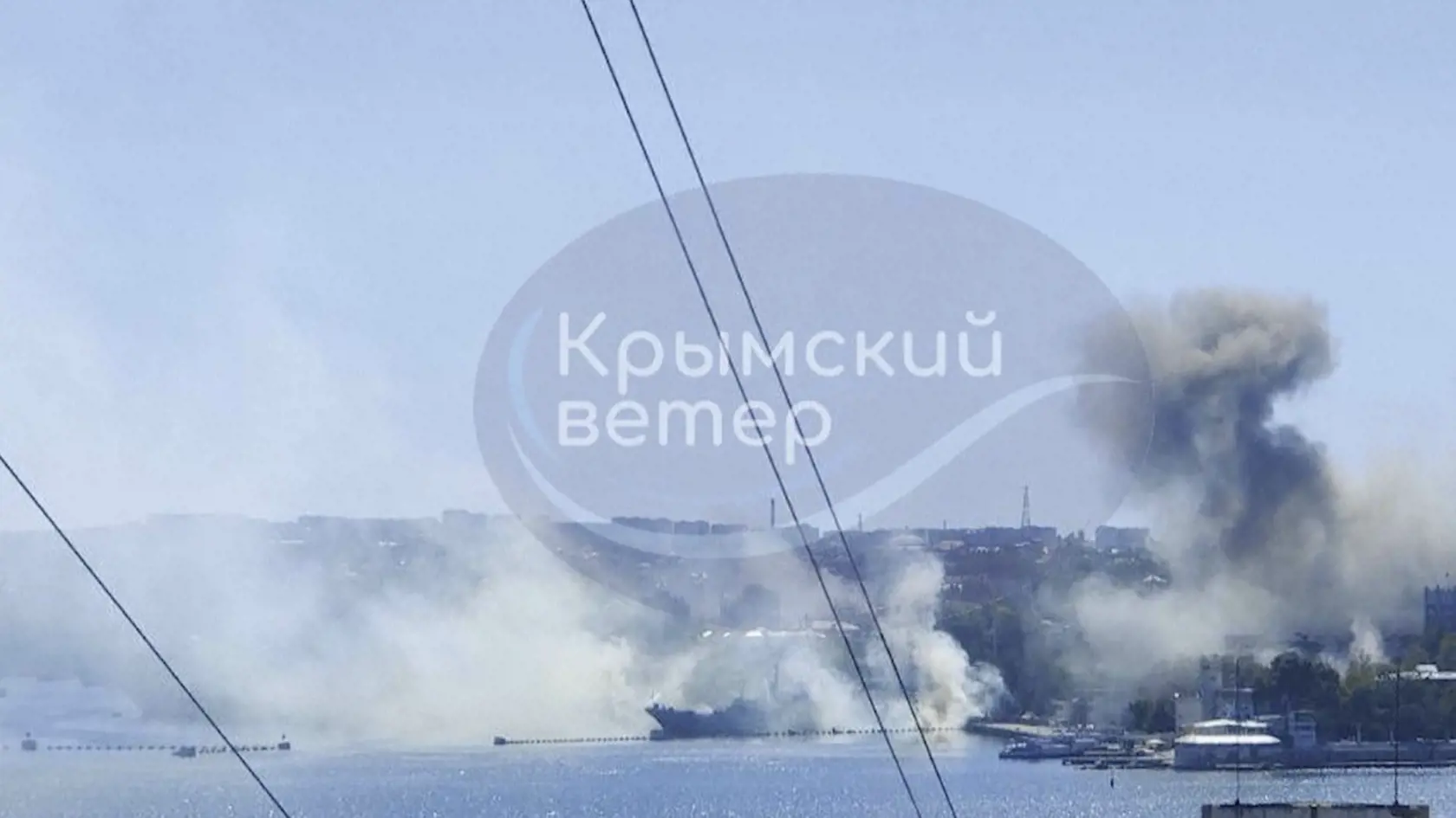 Dym stúpa z budovy veliteľstva ruskej Čiernomorskej flotily v meste Sevastopol na polostrove Krym po ukrajinskom raketovom útoku v piatok 22. septembra 2023.