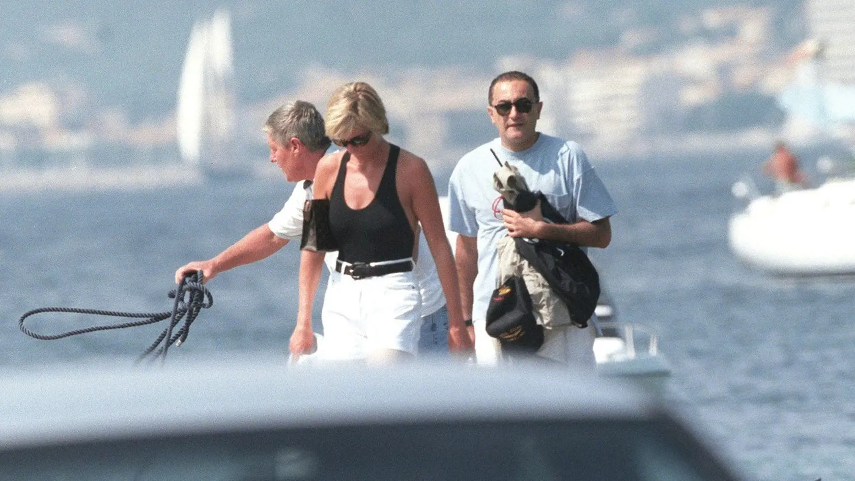 Princezná Diana a Dodi Fayed zomreli spoločne v aute počas tragickej havárie v roku 1996. Hovorí sa, že na nich bol spáchaný atentát.  