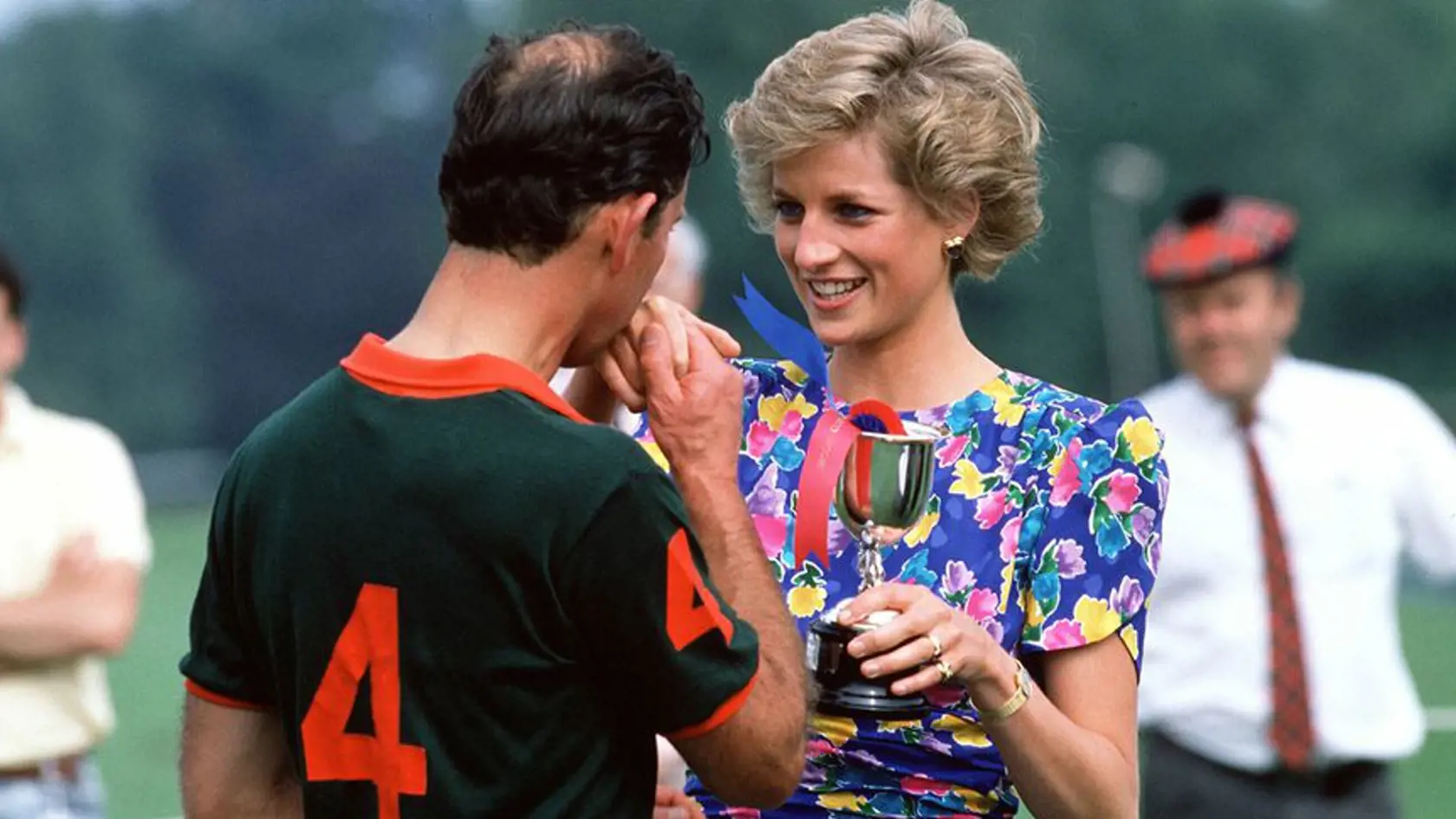 Princezná Diana odovzdáva cenu za víťazstvo v póle princovi Charlesovi v roku 1988...