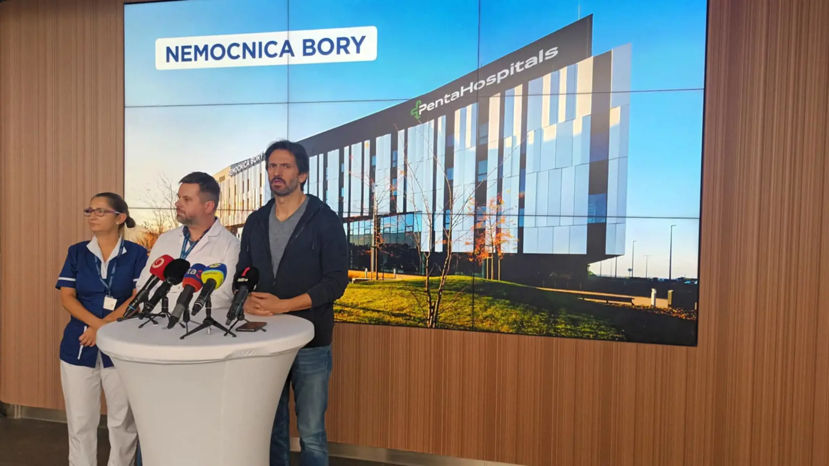 Minister obrany Robert Kaliňák inormuje o výbuchu vo Vojenskom a technickom skúšobnom ústave Záhorie.