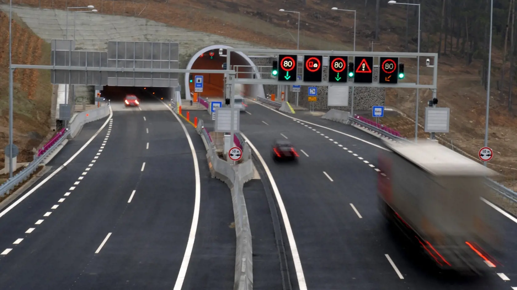 Na snímke tunel Bôrik na diaľničnom úseku D1 Mengusovce - Jánovce. Ako hovorí český novinár, Slovákov mimo Bratislavy zaujíma, kedy budú mať kvalitné cesty. Na cyklochodníkoch im nezáleží.
